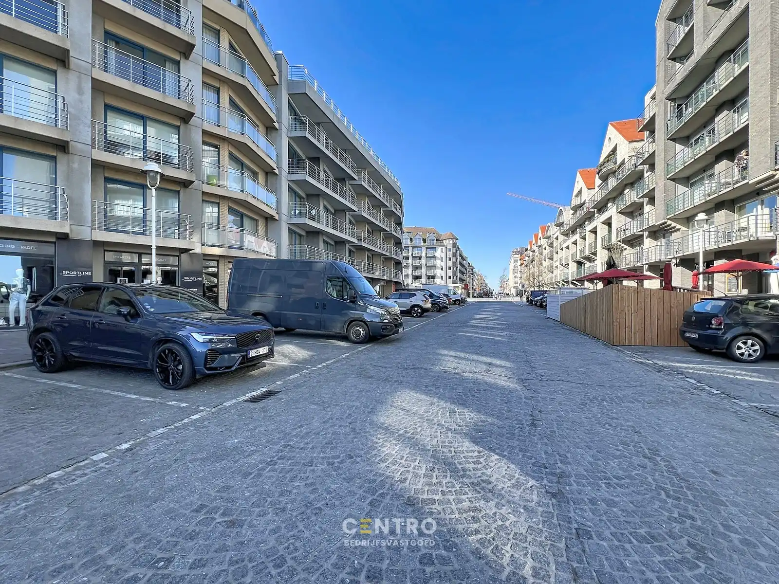 Instapklare commerciële ruimte van ca. 300 m². Uitstekend gelegen met veel passage en zichtbaarheid, ideaal voor retail of showroomconcepten ! foto 4