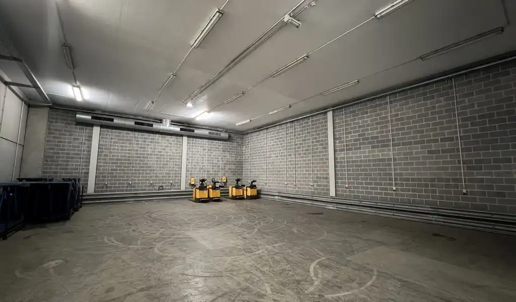 Logistieke loodsen met laadkades vlakbij R42 in Sint-Niklaas foto 11