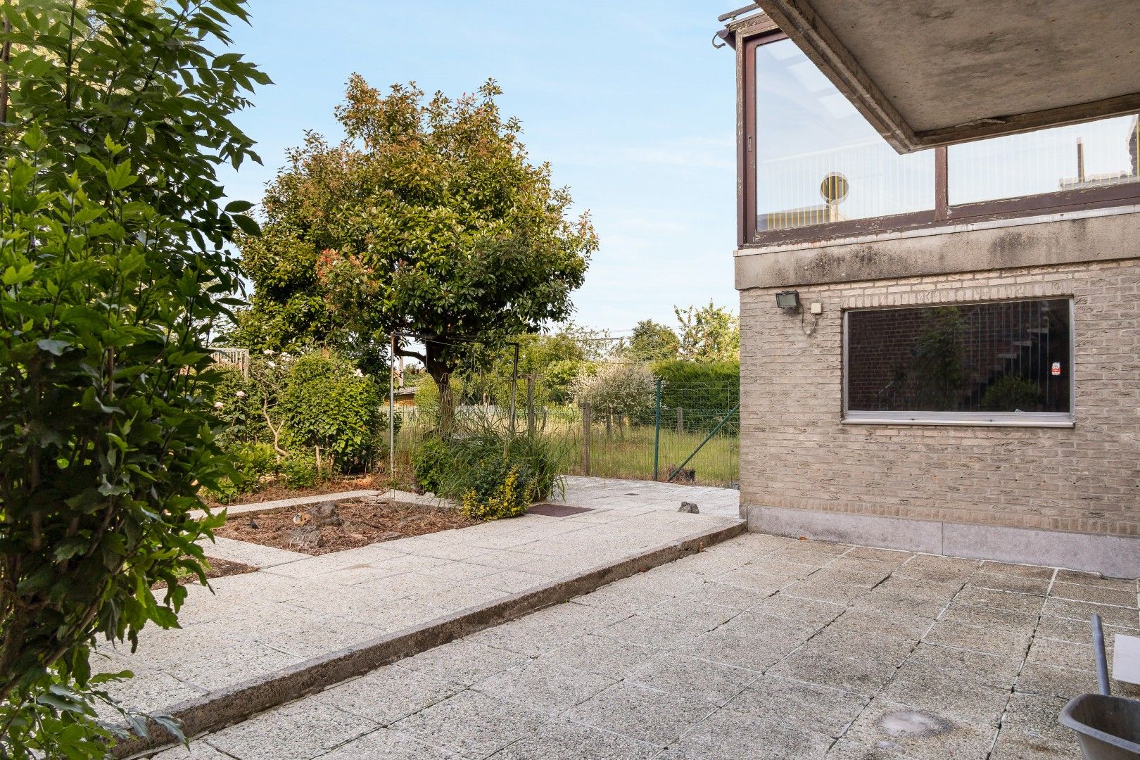 Karaktervolle voormalige dokterswoning met praktijkruimte, lift, dubbele garage, 5 SLPK. en grote tuin foto 17