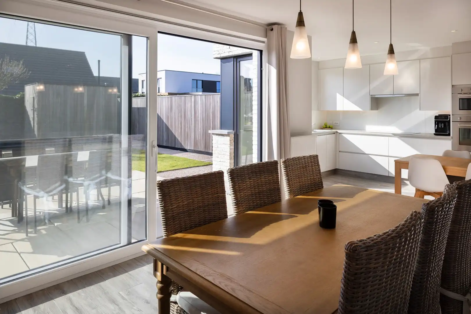 Jonge halfopenwoning met inpandige garage en aangename tuin. foto 4