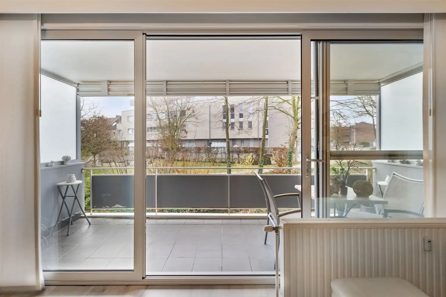 Ruim gelijkvloers 2-slaapkamer appartement met overdekt terras, ondergrondse autostaanplaats en aparte berging, gelegen vlakbij het centrum van Maaseik. foto 4