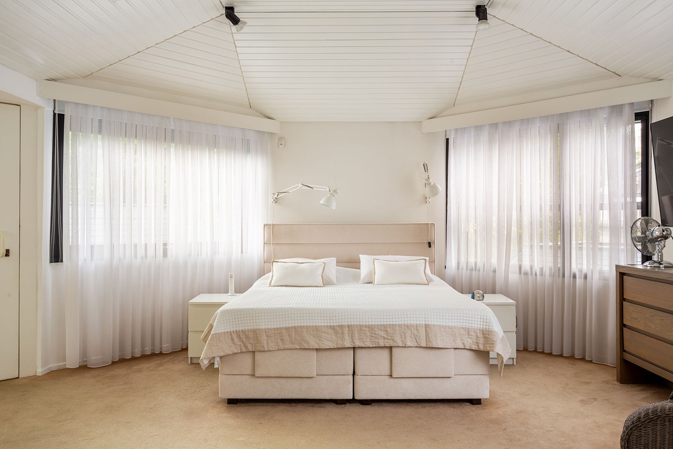 Topgelegen architectenwoning met ruim tuin en binnenzwembad. foto 29