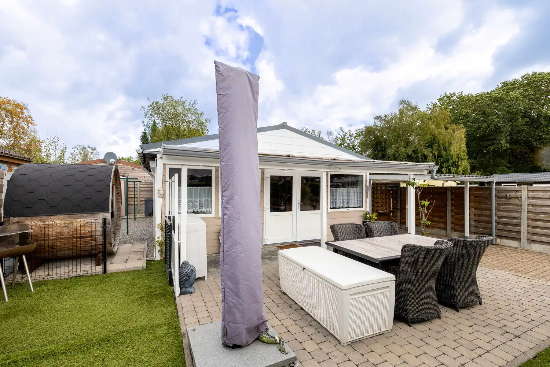 Gerenoveerde chalet op vakantiepark Breebos foto 2