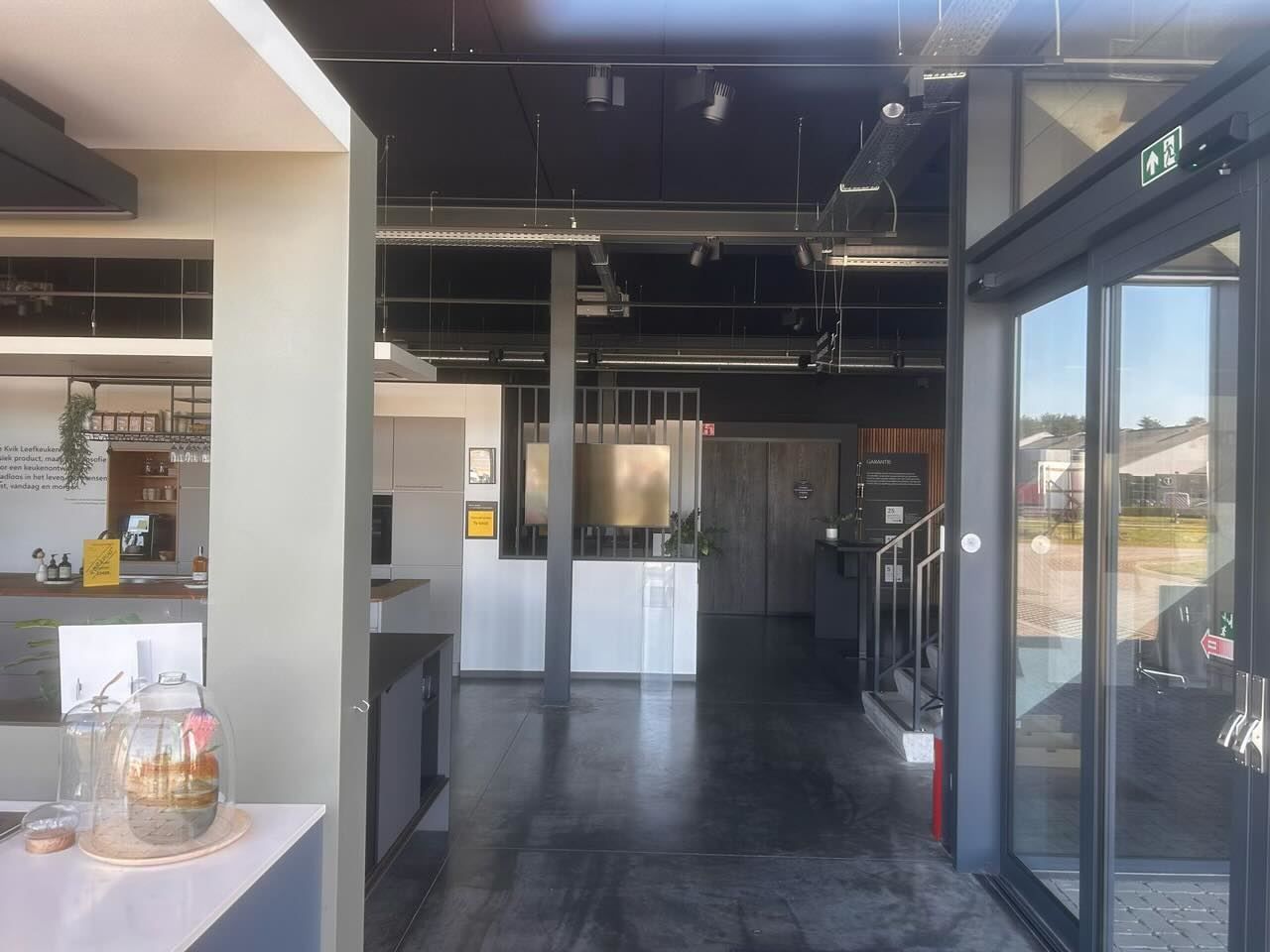 UNIEK GELEGEN MODERNE BAANWINKEL MET PARKING foto 3