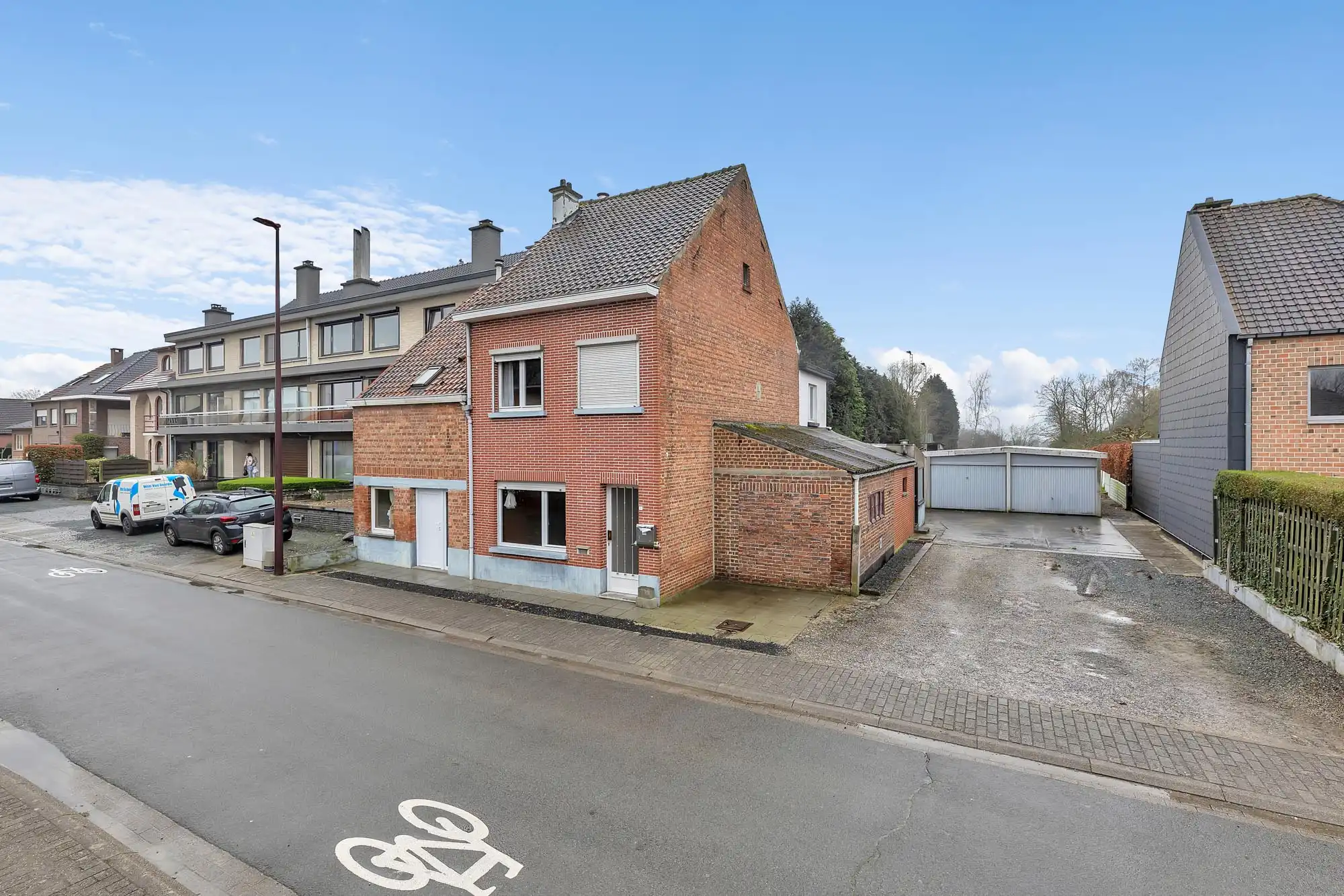 Ruime woning met veel potentieel en grote garage (80m²) foto {{pictureIndex}}