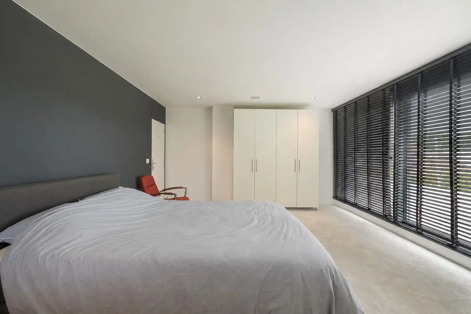 Exclusieve recente villa met verwarmd zwembad, vier garages en inclusief bouwgrond van 10a in een groene omgeving foto 28