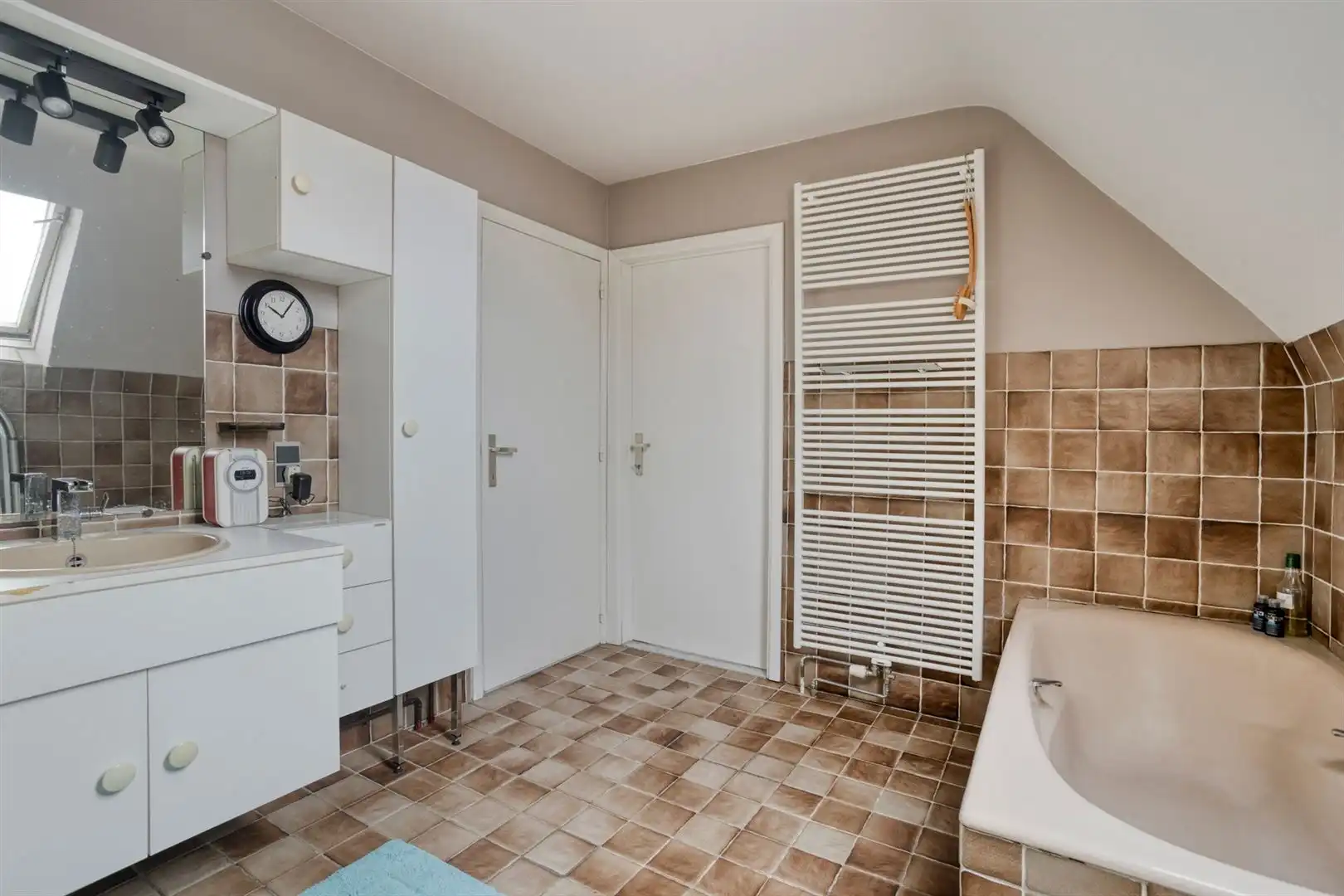 Rustig gelegen open bebouwing met 3 slaapkamers en garage op een perceel van 556 m². foto 14