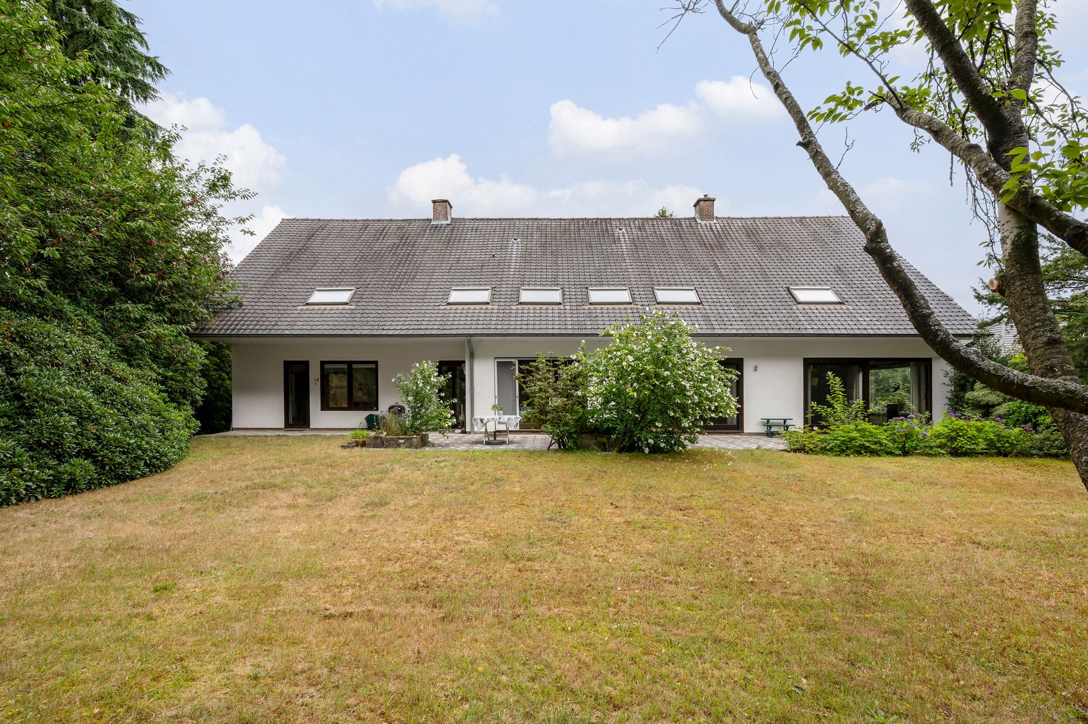 Residentieel gelegen villa op zonnig perceel van ca. 2467m²  foto {{pictureIndex}}