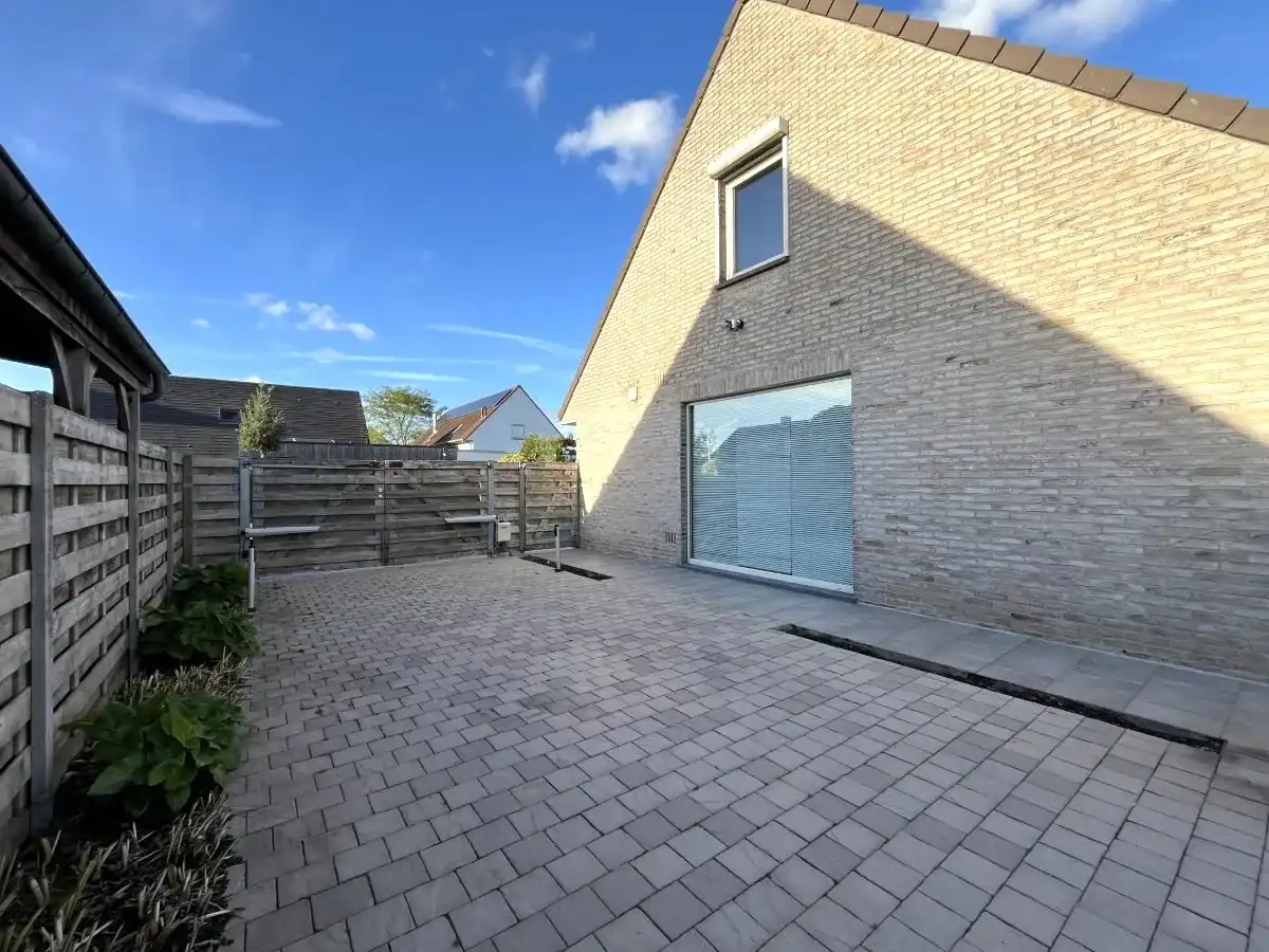 Oostnieuwkerke – Woning met 3 slaapkamers, tuin en carport foto 15