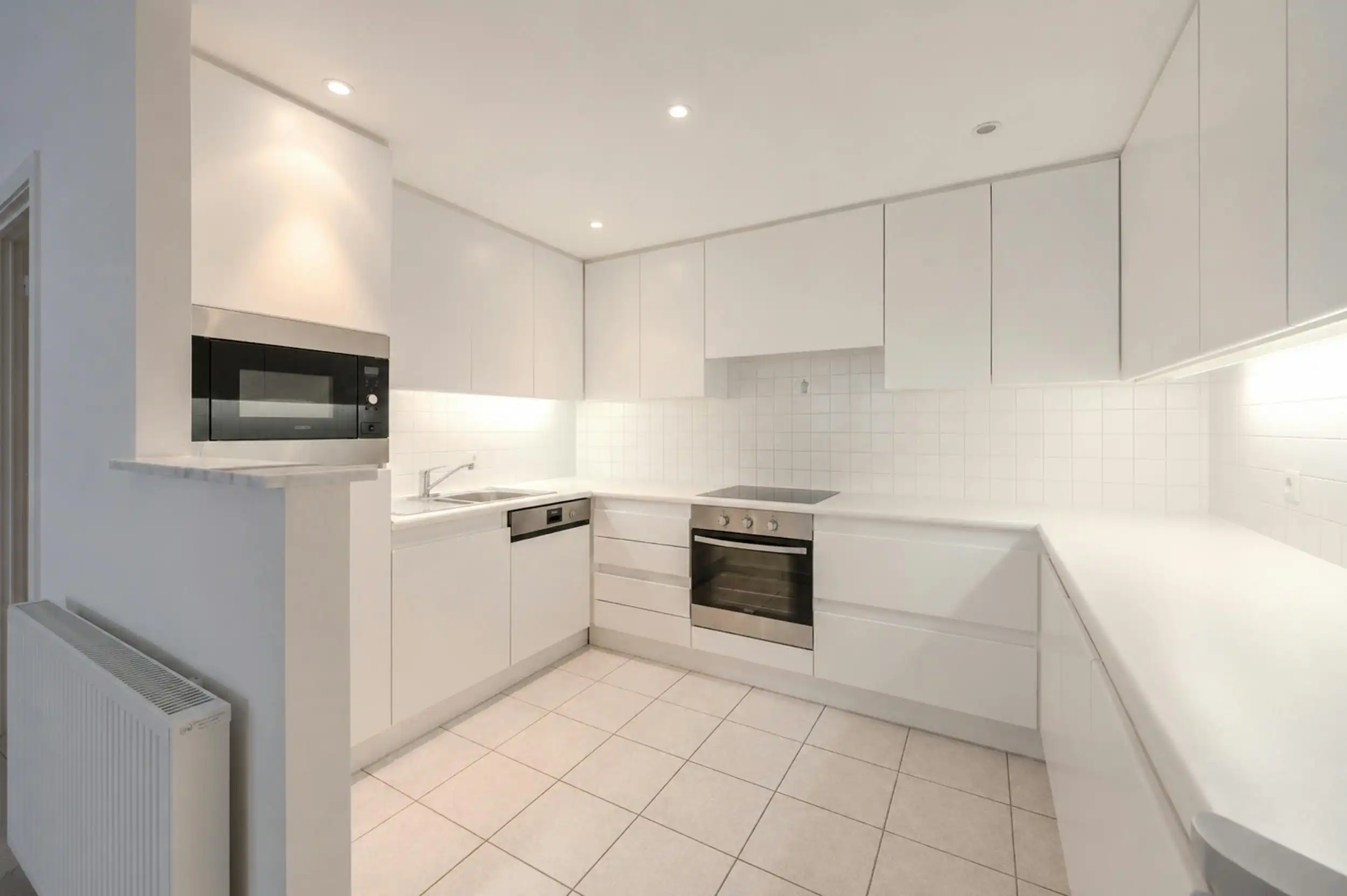 Instapklaar appartement met twee slaapkamers en terras foto 3