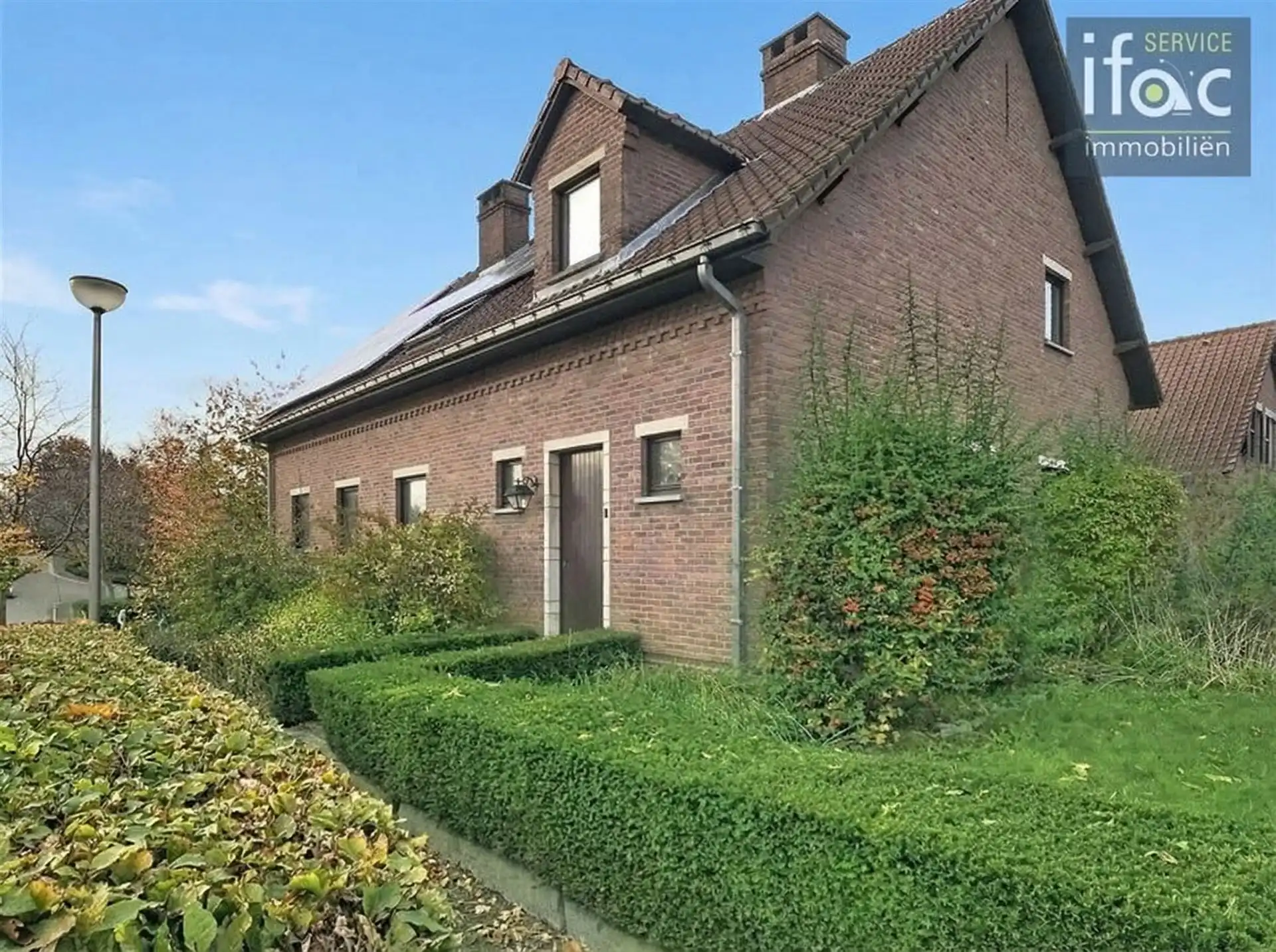 Huis met 4 slpks, 2 badk., tuin en garage foto 2