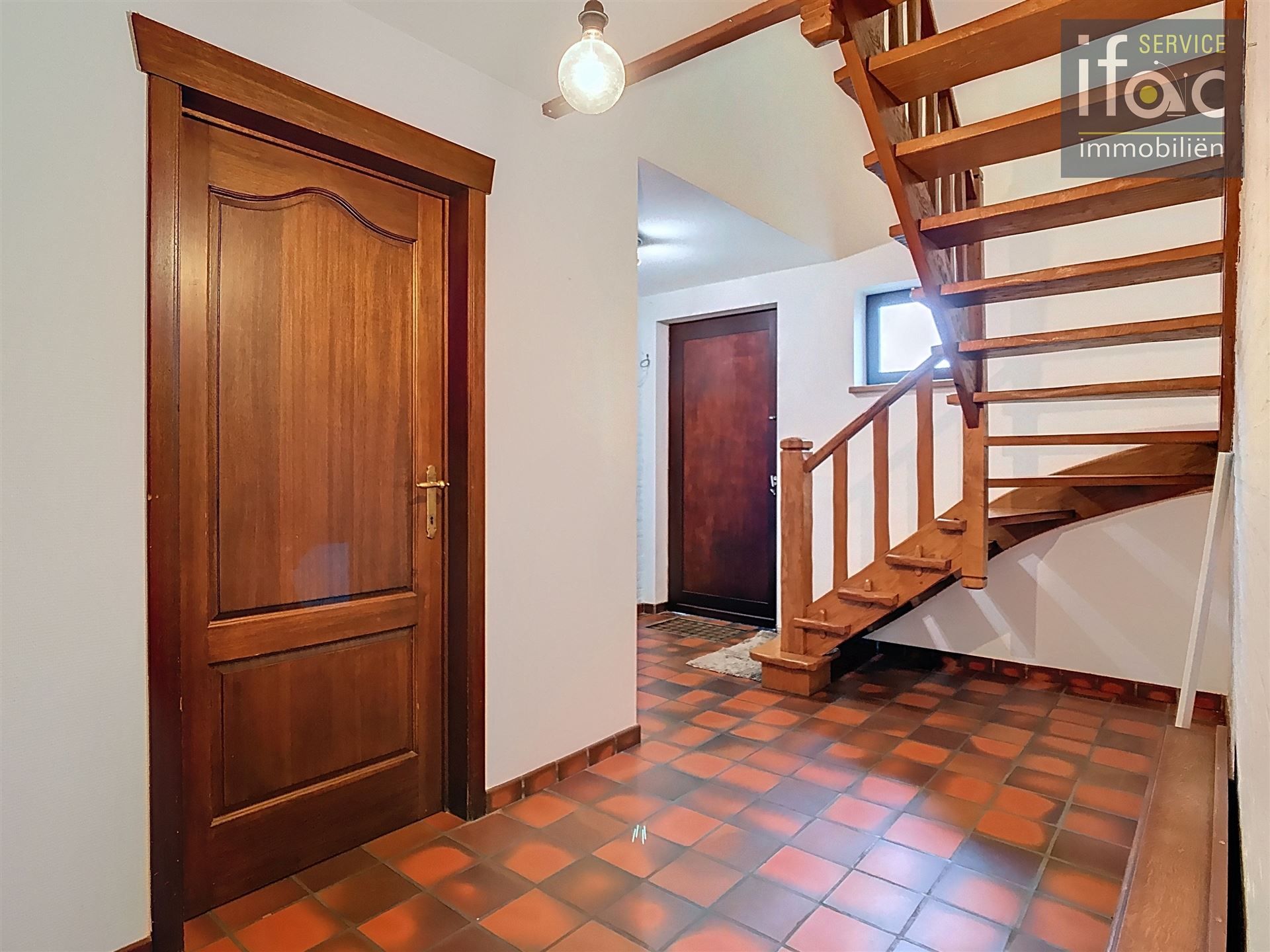 Huis met 4 slpks, 2 badk., tuin en garage foto 3