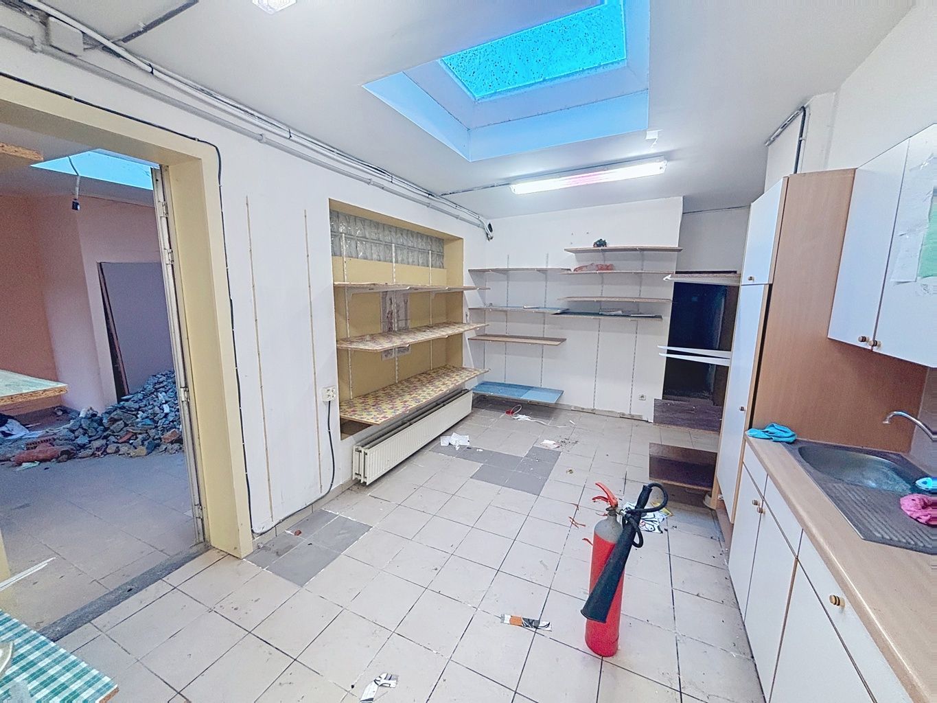 Te renoveren handelspand met appartement foto 5