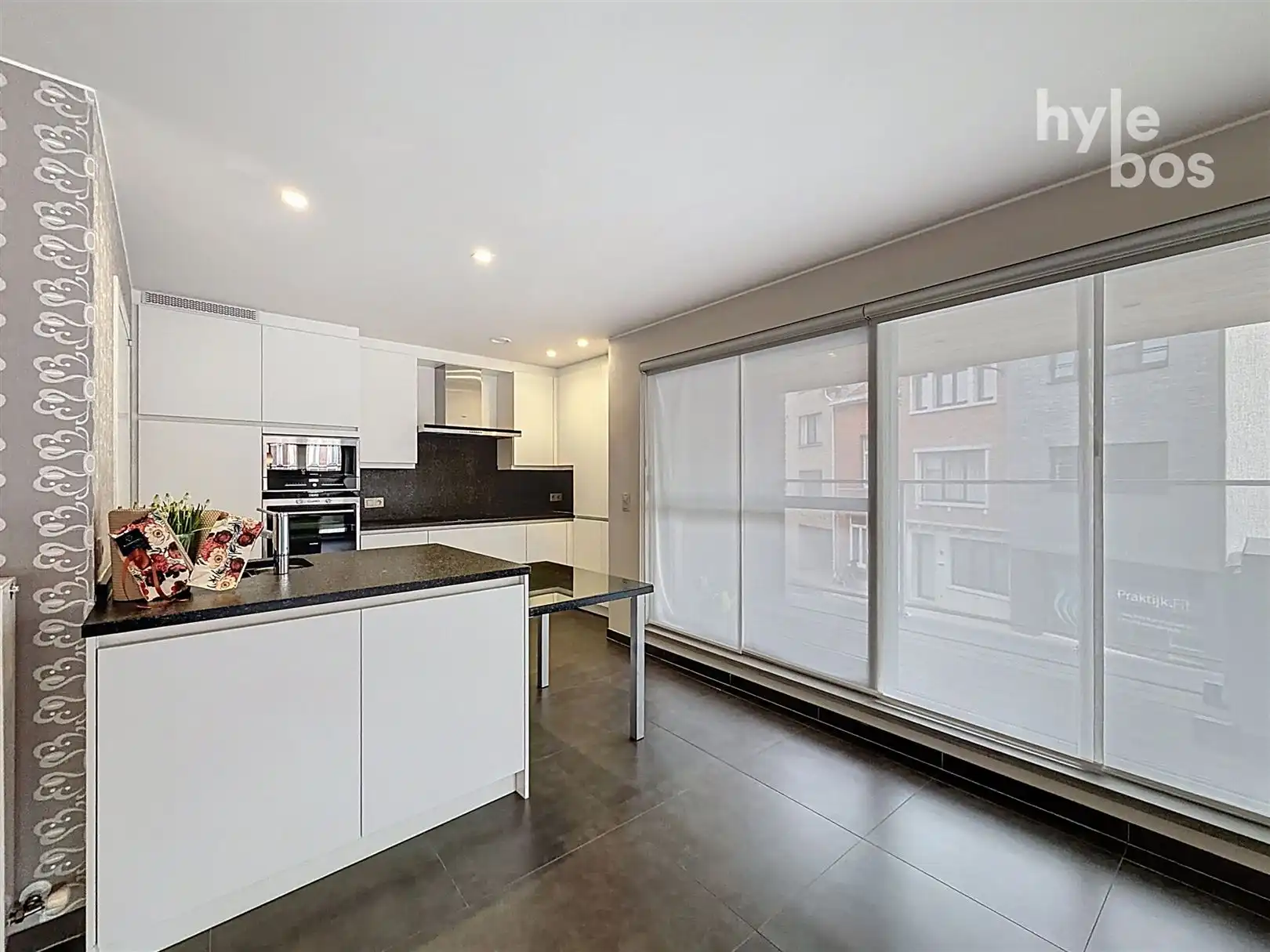 Instapklaar centraal gelegen appartement met garage foto 8