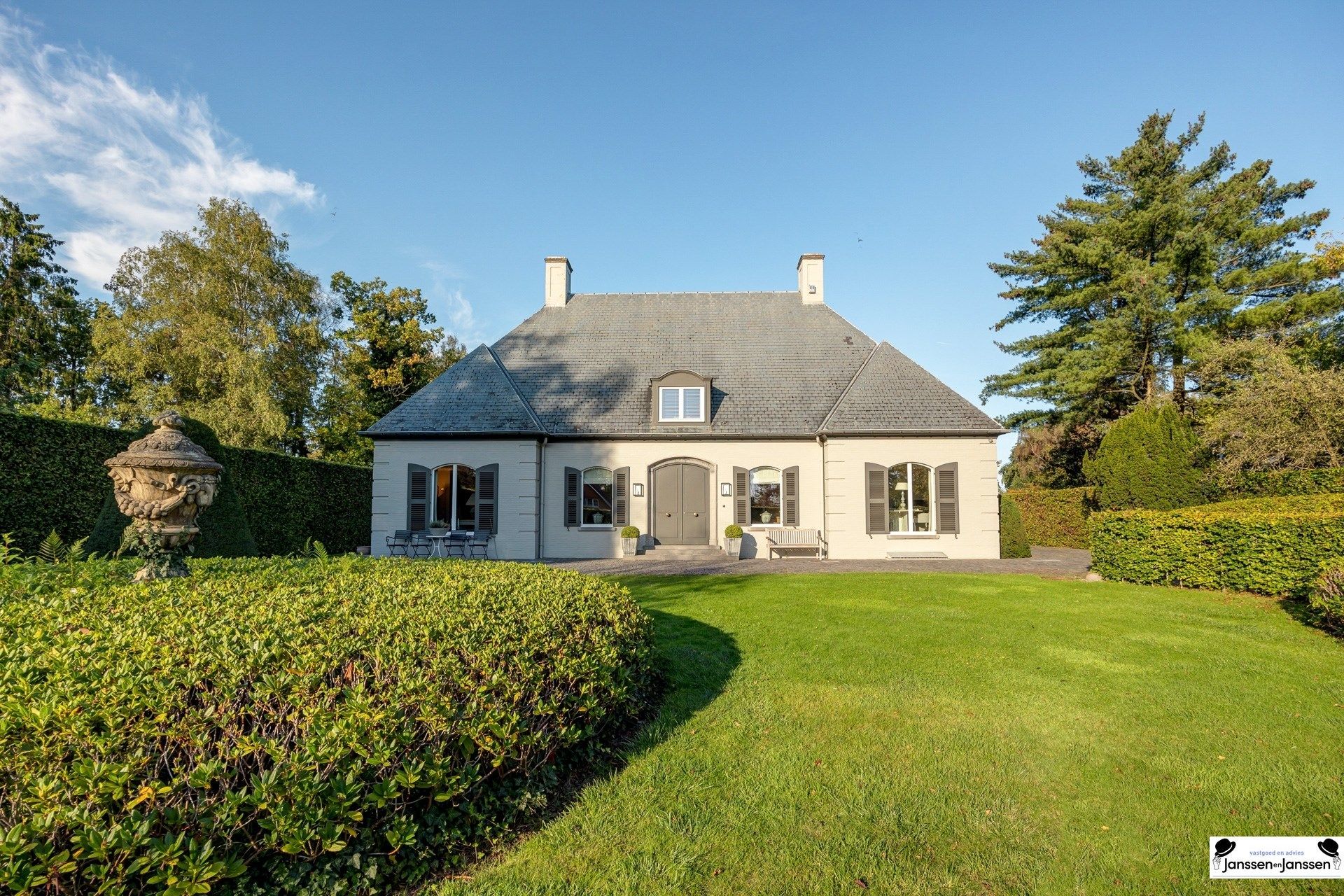 Tijdloze elegantie met moderne luxe foto {{pictureIndex}}