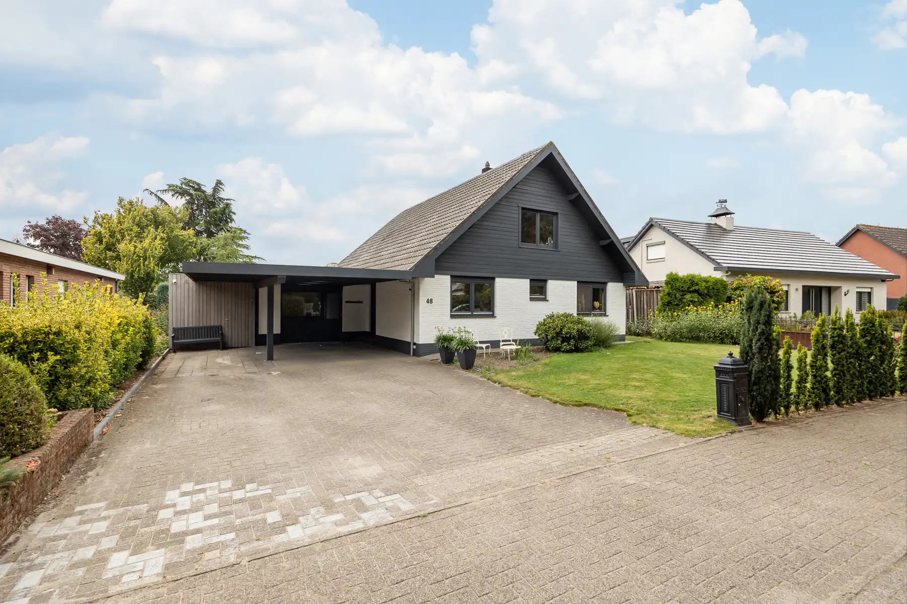 Gerenoveerde gezinswoning met zonrijke tuin op ca 1.081 m². foto {{pictureIndex}}