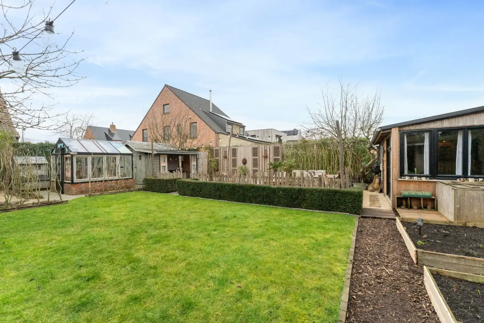 Charmante woning met o.a. 5 kamers en bureau foto 25