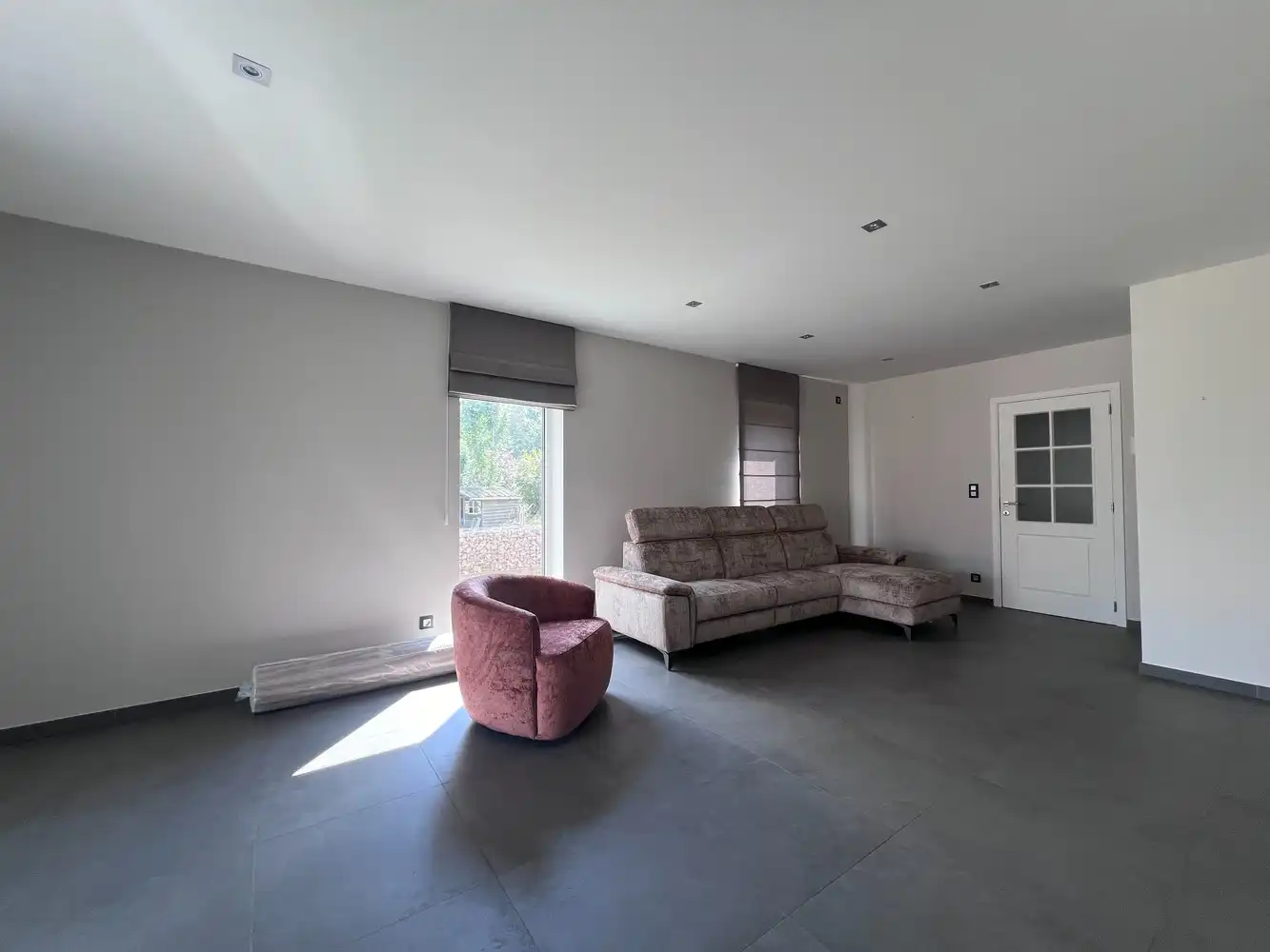 Rustig gelegen instapklare woning met 3 slaapkamers en 2 garages. foto 3