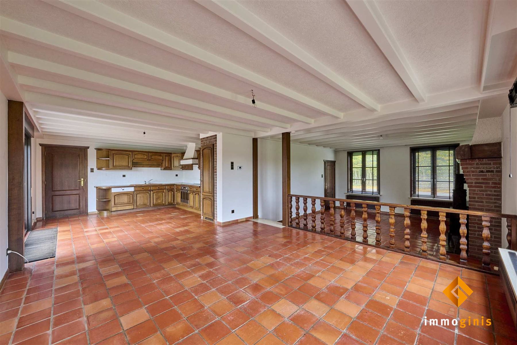 Zéér ruime woning met dubbele inpandige garage op mooi perceel van 7a33ca. foto 6