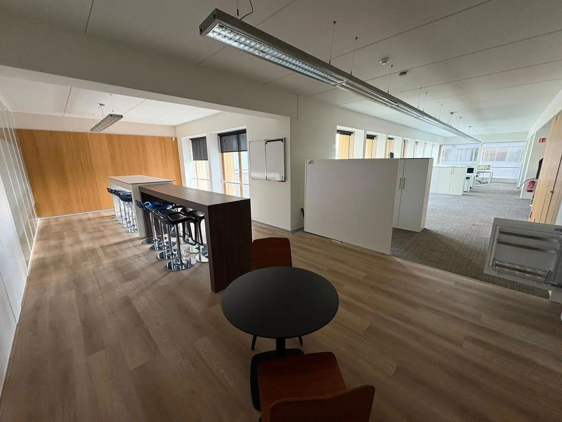 Instapklaar kantoor 622 m² met parking langs de E313 foto 8