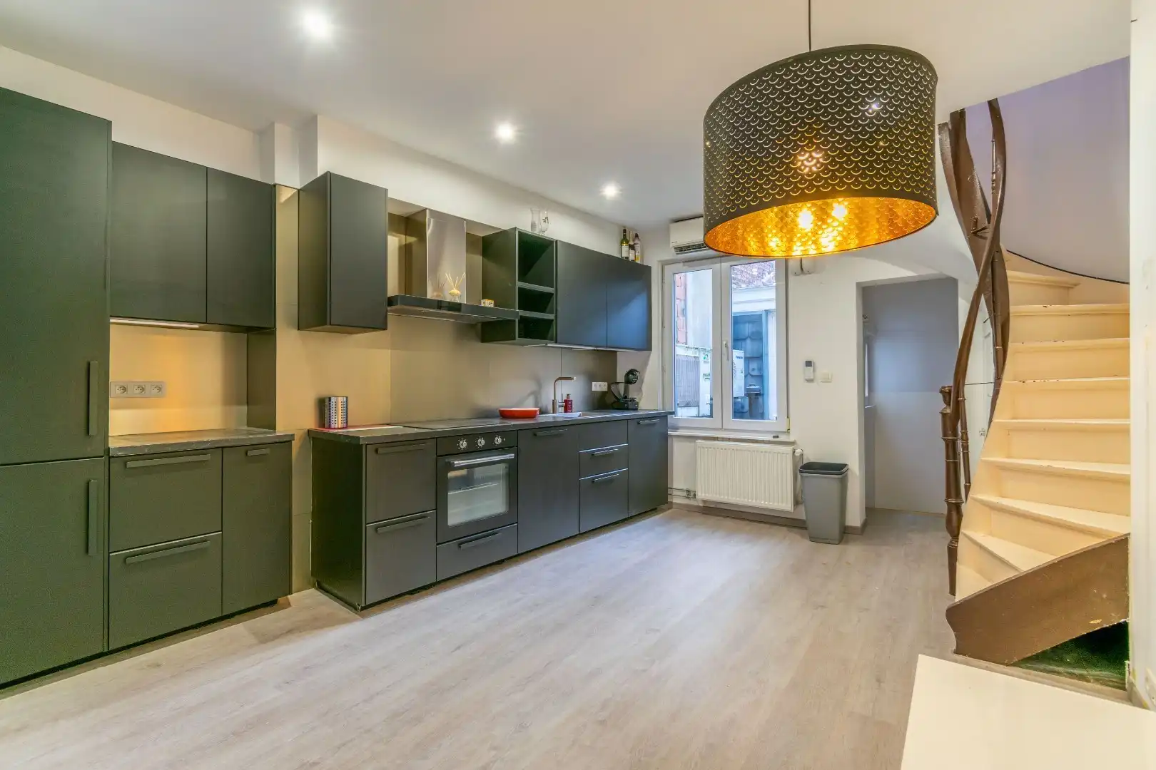  Karaktervol gebouw met handelsruimte en instapklare woonst  foto 4