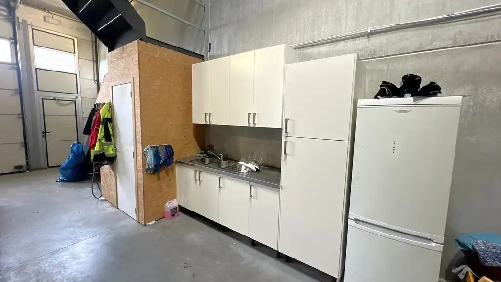 Magazijn met kantoor te huur vlakbij R4 in Evergem foto 6