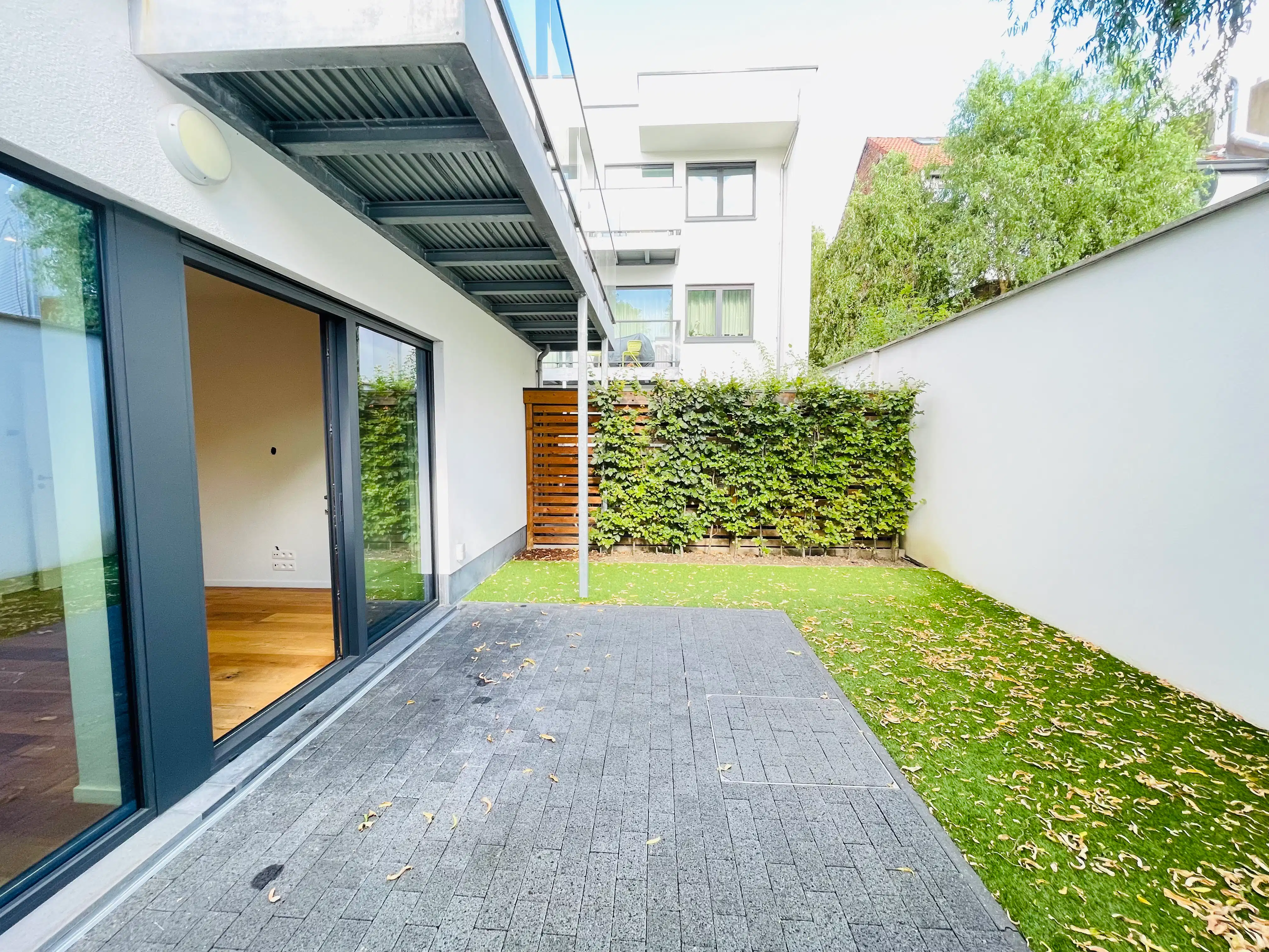 Stijlvol en recent appartement met tuin en patio foto 23