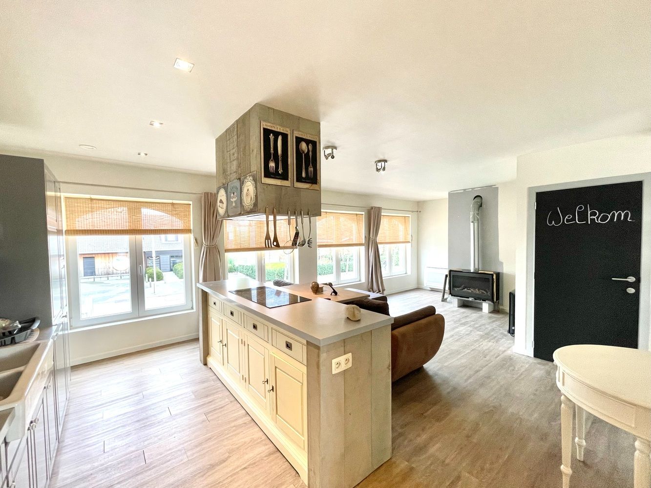 Lichtrijke duplex - 137 m² - groot terras - 2 slpks - 2 parkings foto {{pictureIndex}}