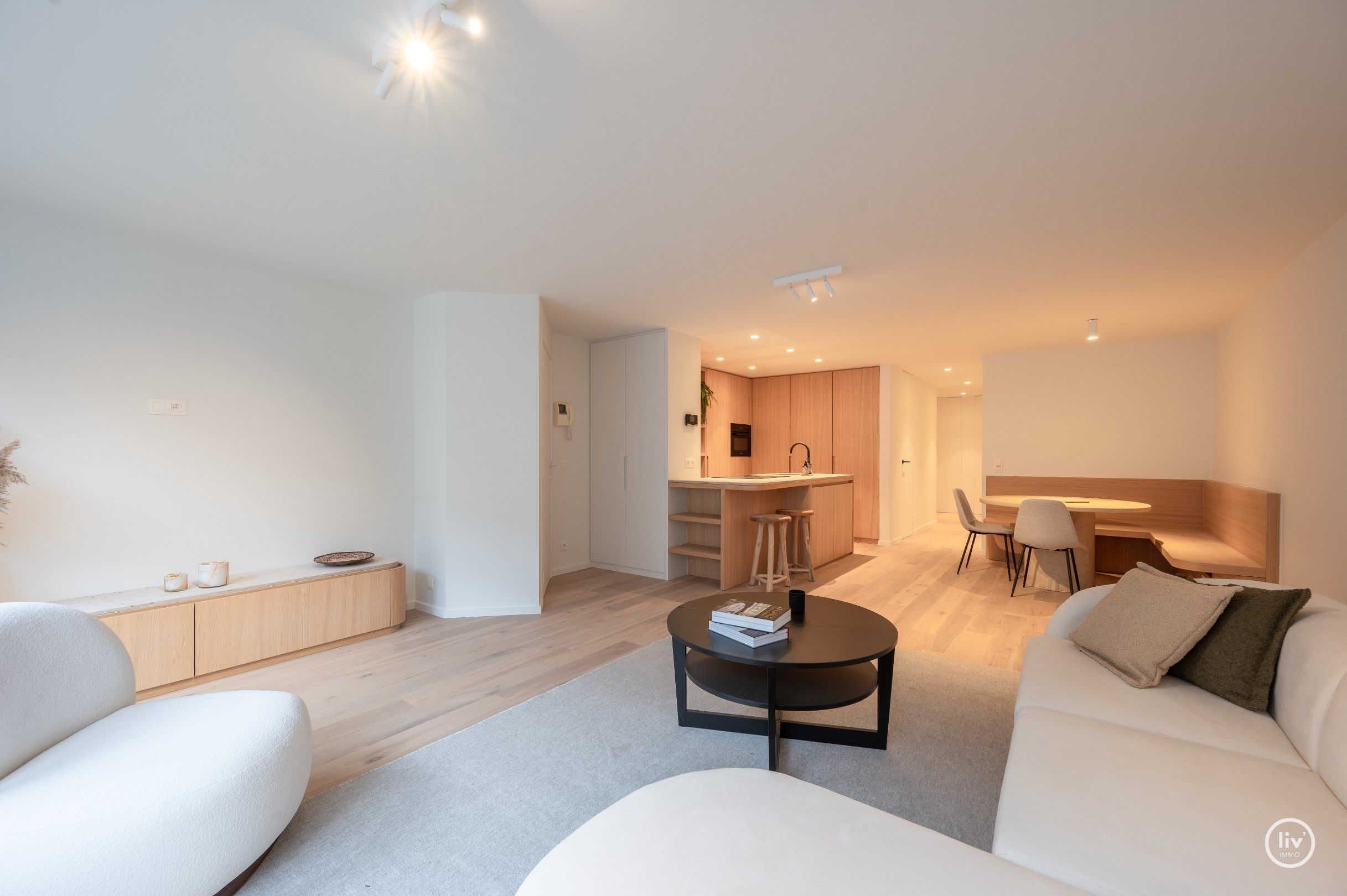 Prachtig en stijl gerenoveerd 3-slaapkamer appartement dat gelegen is naast de Lippenslaan, vlakbij de Zeedijk en alle commerciële voorzieningen in het centrum  foto 3