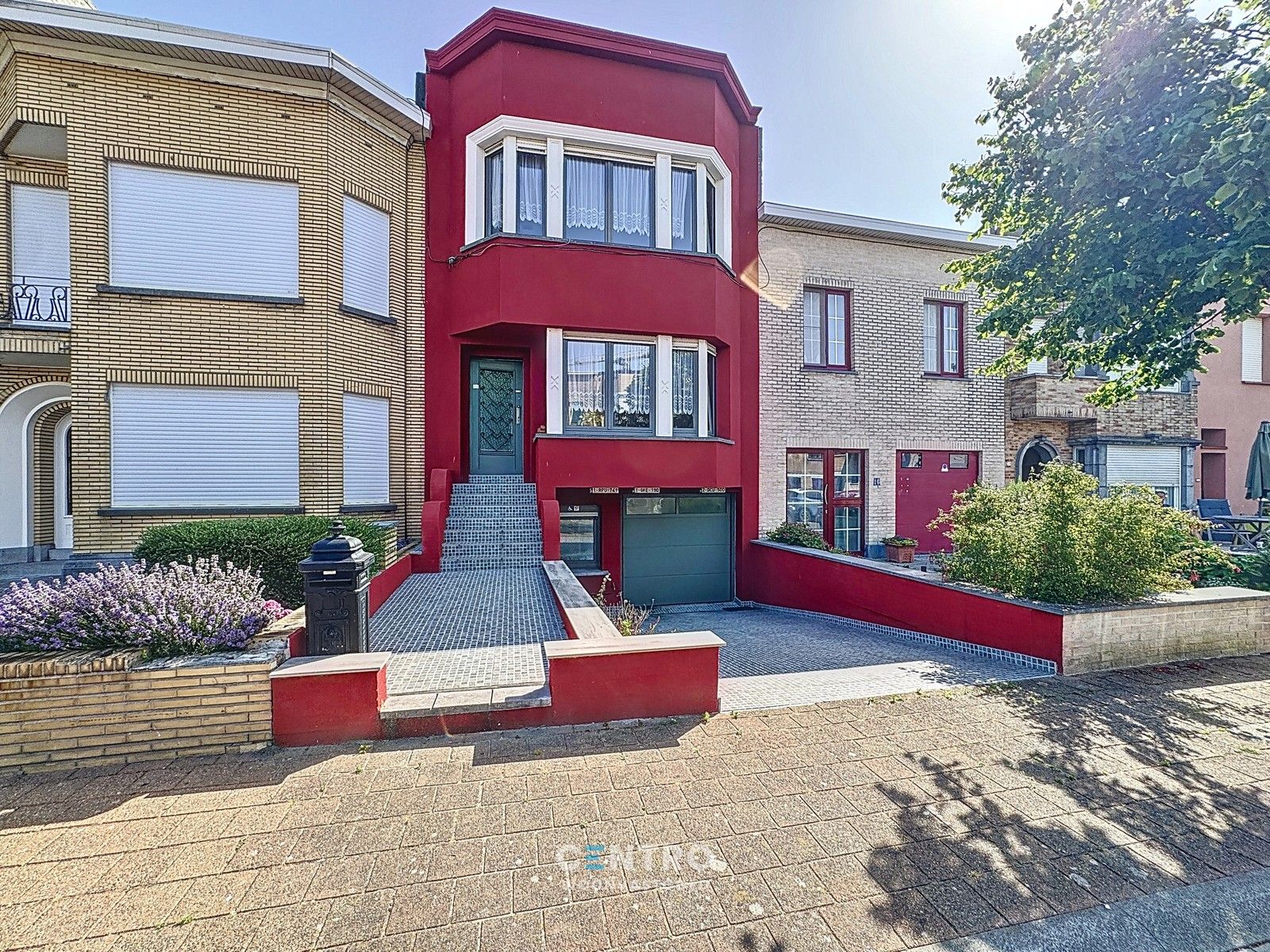 Hoofdfoto van de publicatie: Woning met 4 à 5 slpks én garage in LEUKE STRAAT!