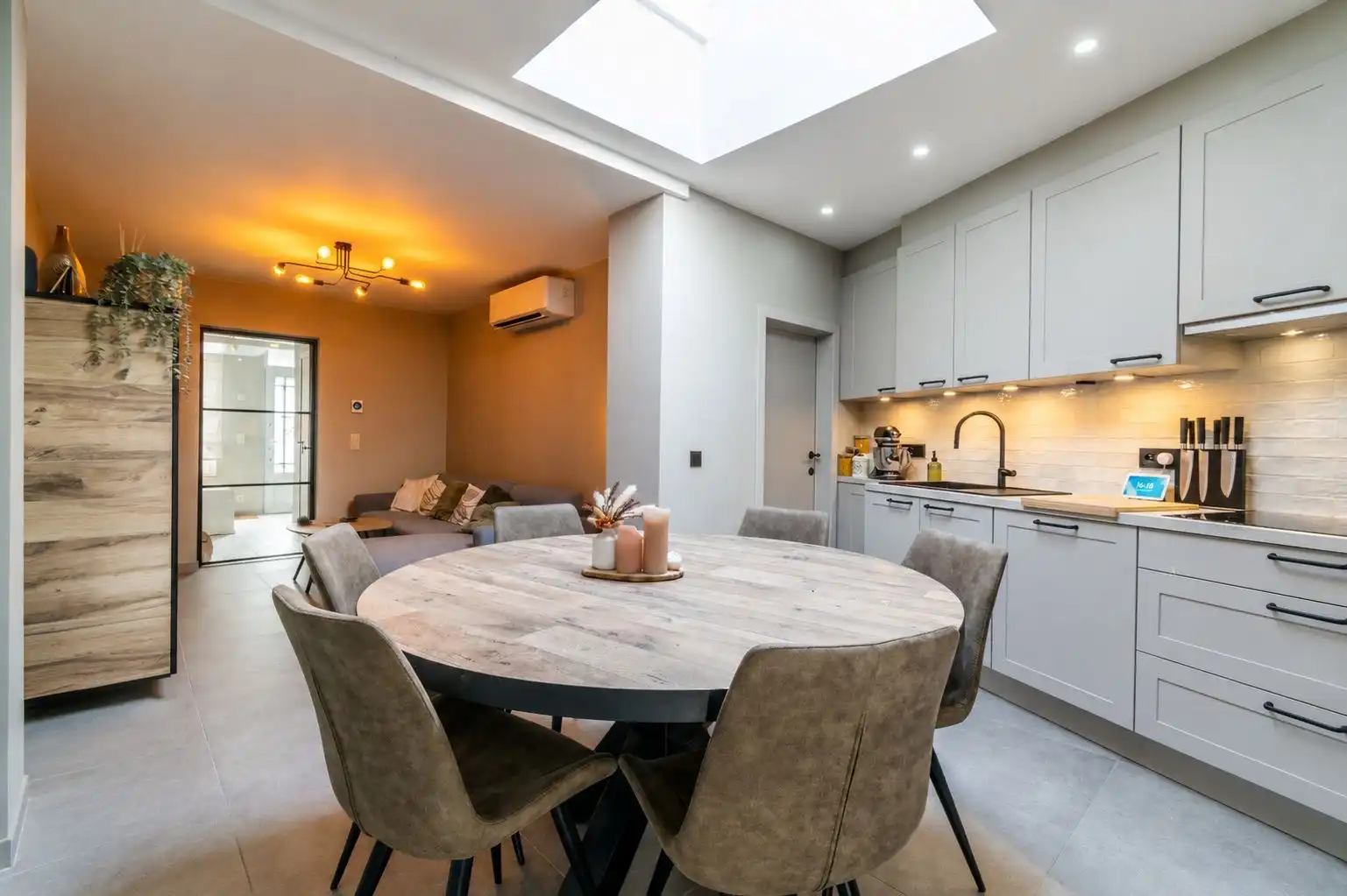 GERENOVEERDE WONING MET 2 SLP + BUREAU & TUIN! foto {{pictureIndex}}