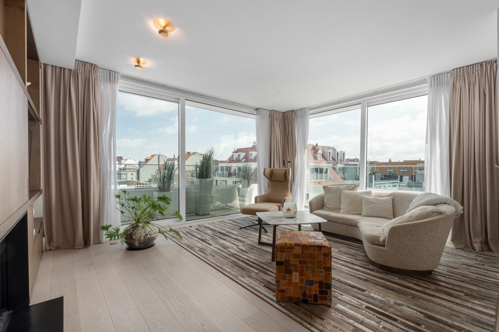 Prachtig penthouse met unieke zonneterrassen gelegen in het centrum van Knokke, op wandelafstand van de zee en de winkels. foto {{pictureIndex}}