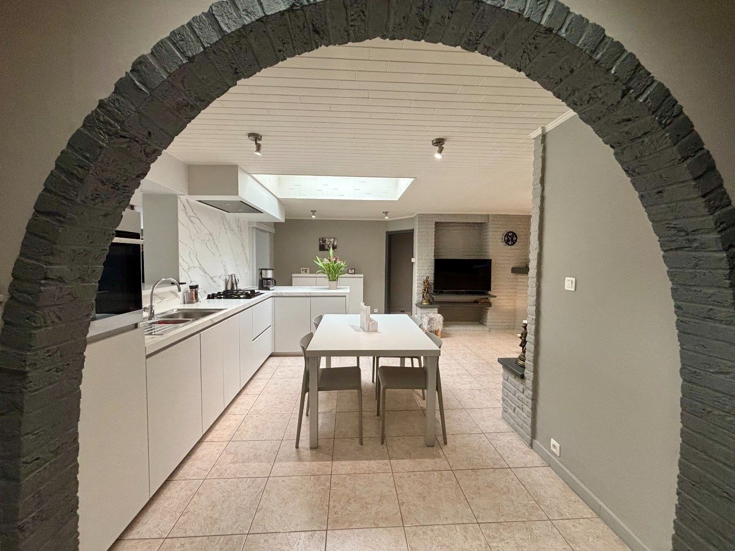 Ruime verzorgde half open woning met tuin en garage. foto 7