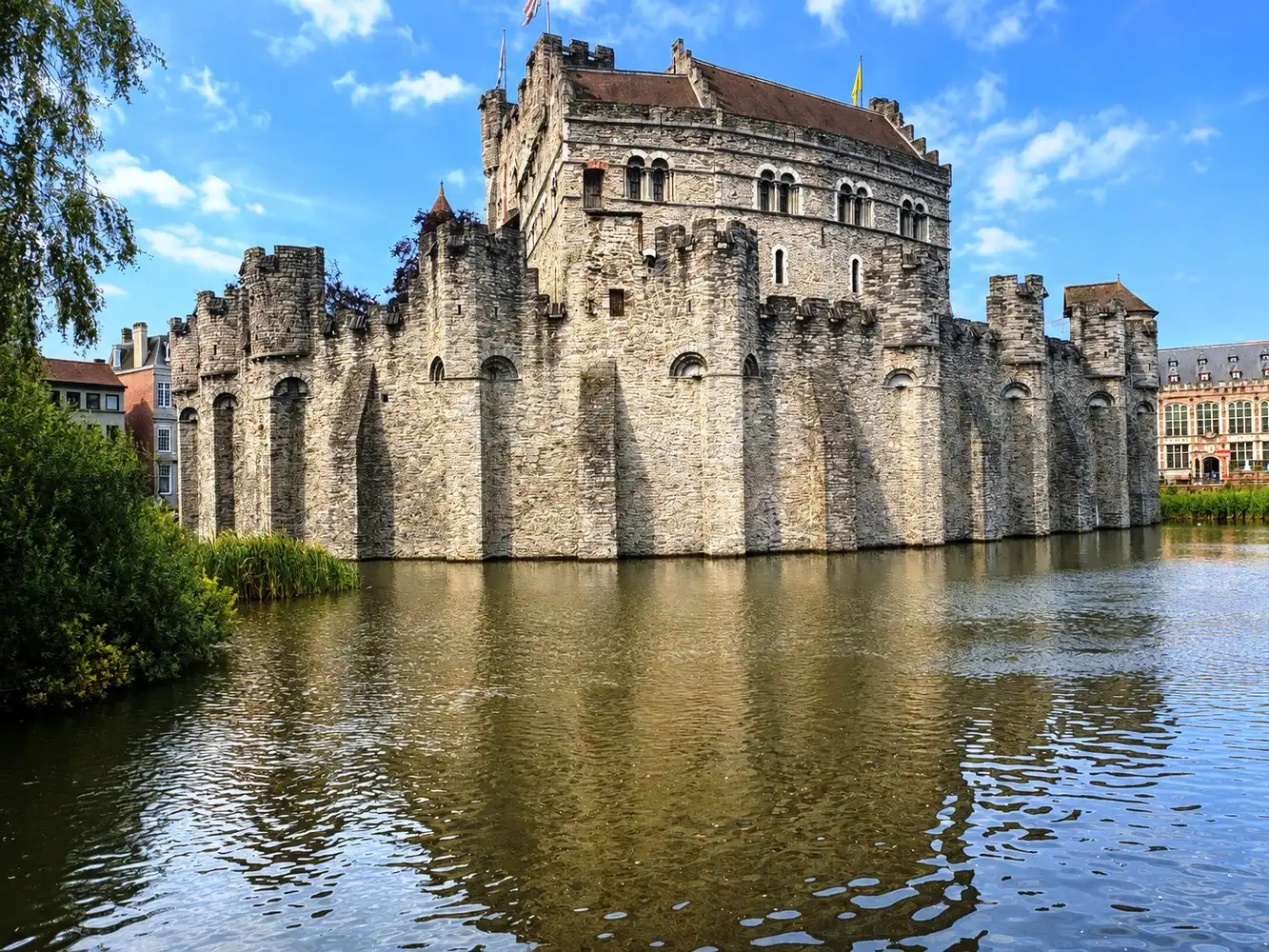Te renoveren bel-étage stadswoning in vooroorlogse bouwstijl met groot terras, gelegen omgeving Lievekaai op enkele stappen van het Gravensteen. foto 15