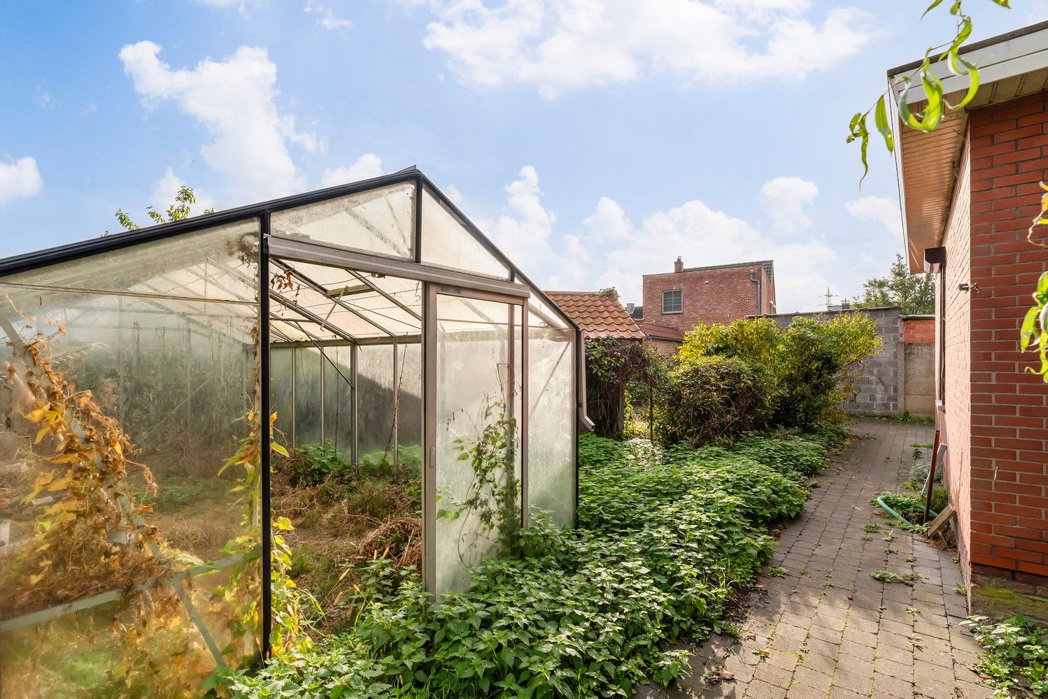 Halfopen bebouwing met garage in doodlopende straat foto 23