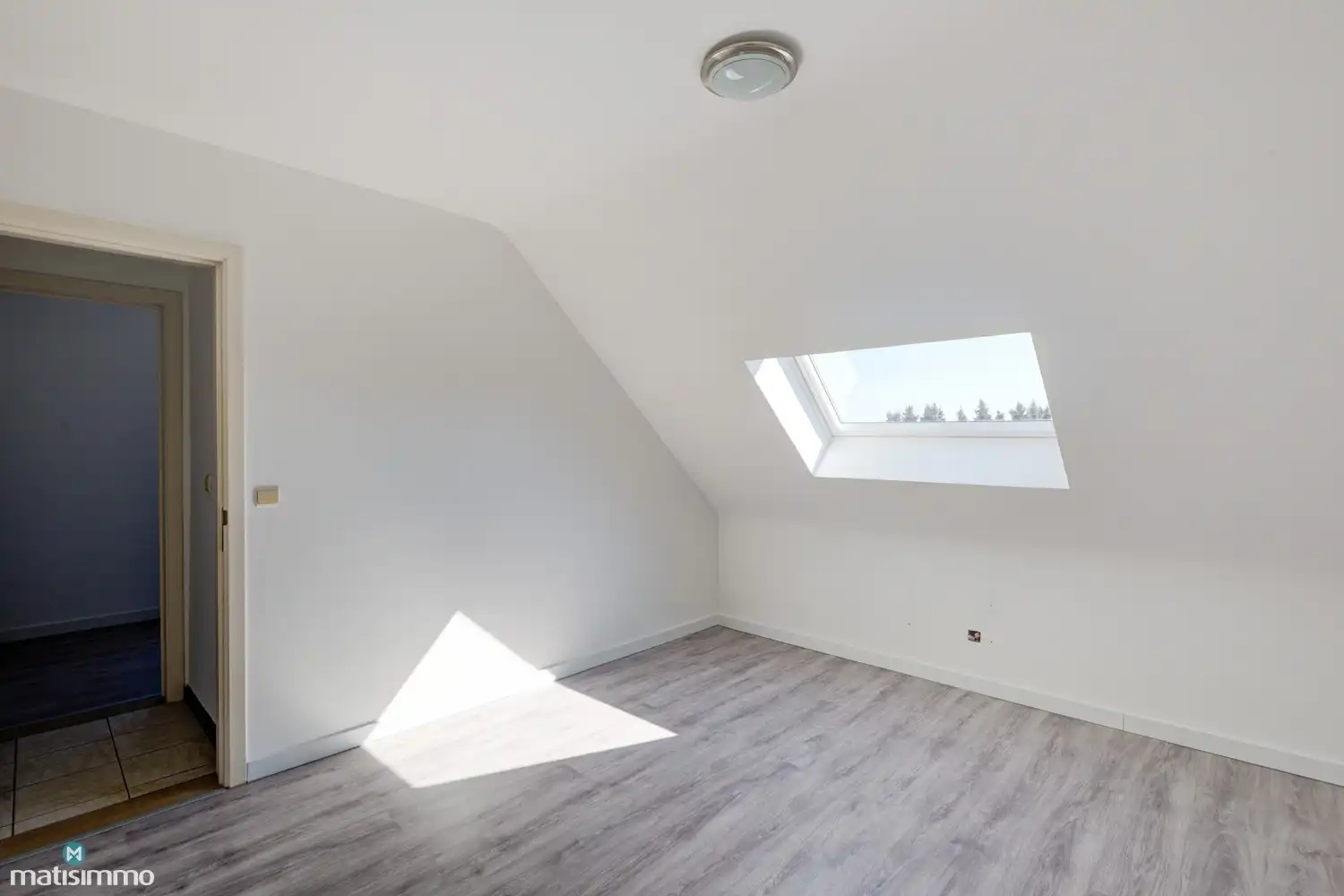 INSTAPKLAAR APPARTEMENT MET TWEE SLAAPKAMERS EN GARAGE NABIJ HET CENTRUM VAN LANAKEN foto 8