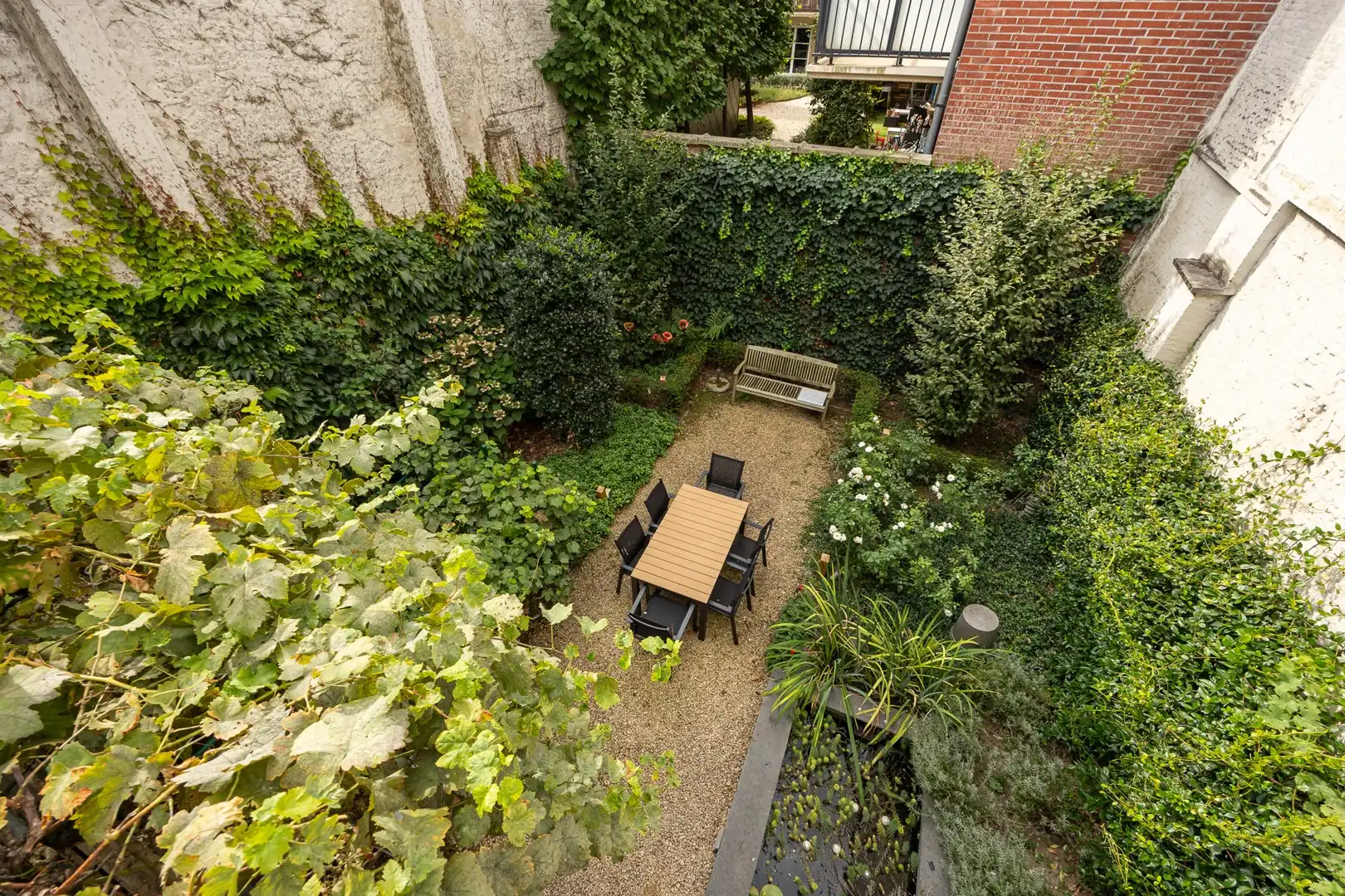 TRAPGEVELWONING MET TUIN foto 5