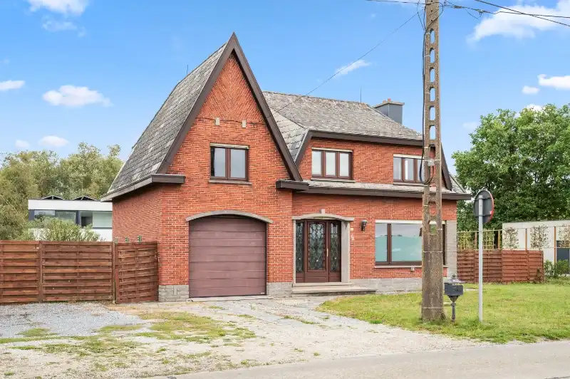 Open bebouwing met 4 slaapkamers. foto {{pictureIndex}}