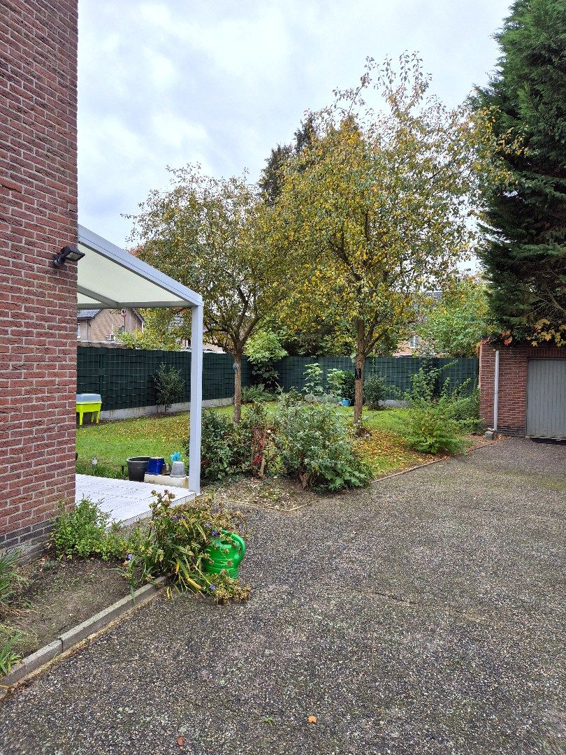 Ruime woning met mooie tuin. foto 9