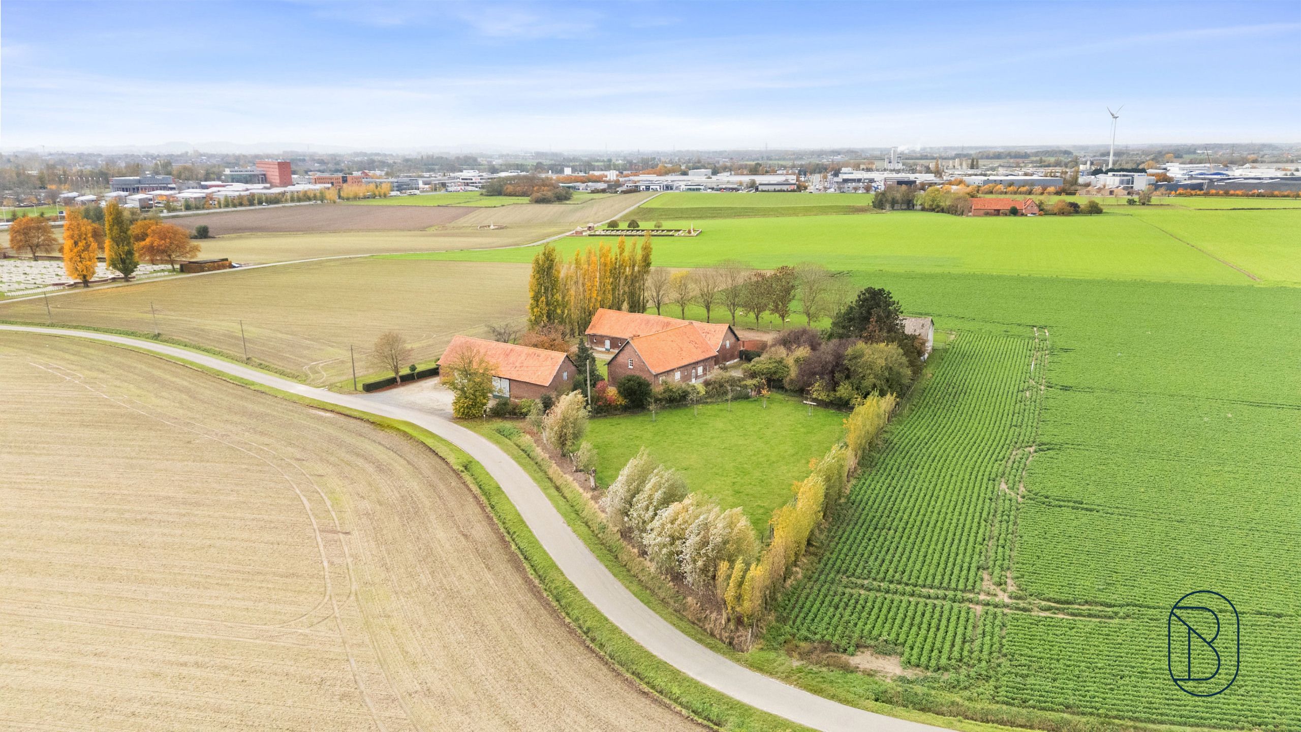 Unieke charmante vierkantshoeve op 1 hectare grond te Ieper foto 7