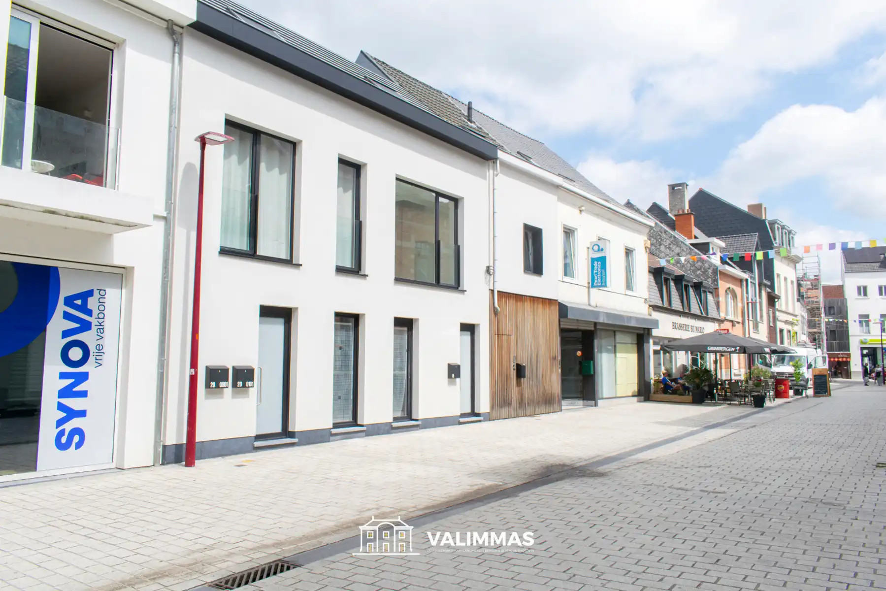 Totaal gerenoveerd duplex-appartement met terras en tuintje foto 2