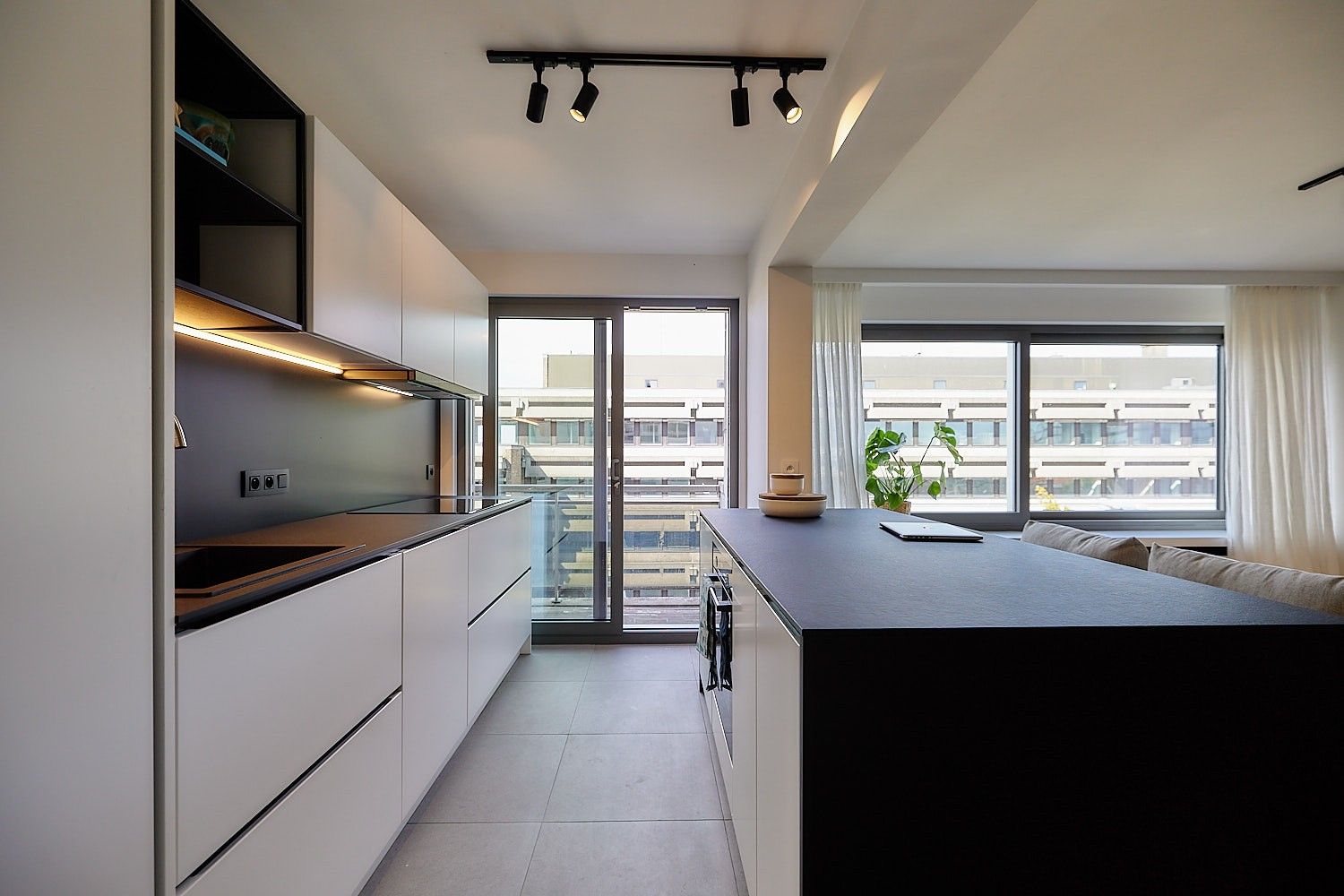 VERKOCHT. Hoogwaardig en bijzonder elegant gerenoveerd appartement met 2 terrassen foto 4