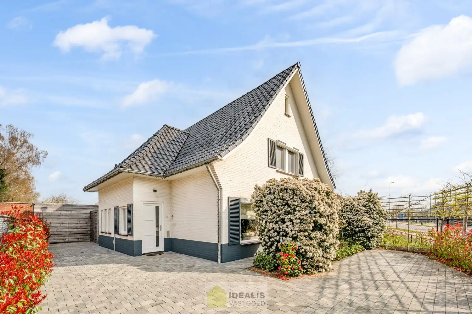 Recent gerenoveerde en perfect onderhouden eengezinswoning met lichtrijke leefruimte, praktisch uitgeruste keuken, 3 slaapkamers, knappe badkamer en knap bijgebouw! foto 5