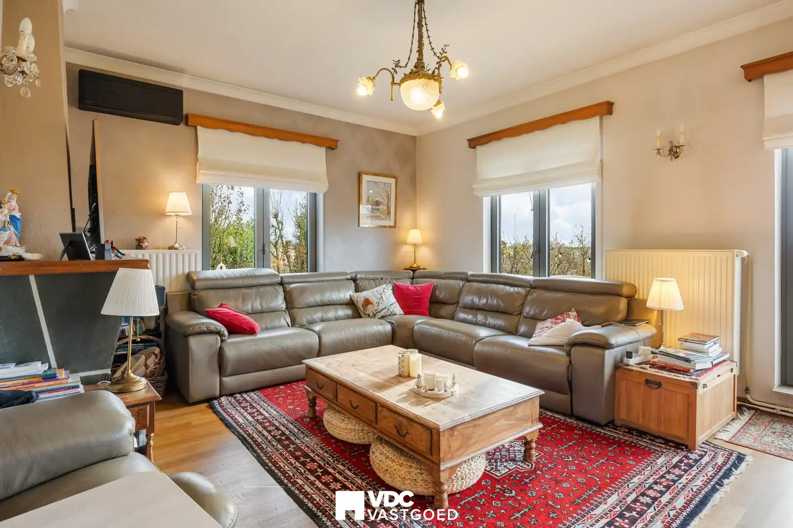 Ruime villa met praktijkruimte of extra woonruimte, zicht op bloesemweide en perceel van 1.745 m² foto 8