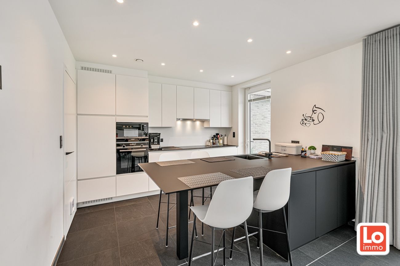 VERKOCHT! Instapklare halfopen nieuwbouw woning met inpandige garage en open zicht op een landelijke locatie in Beervelde! foto 12