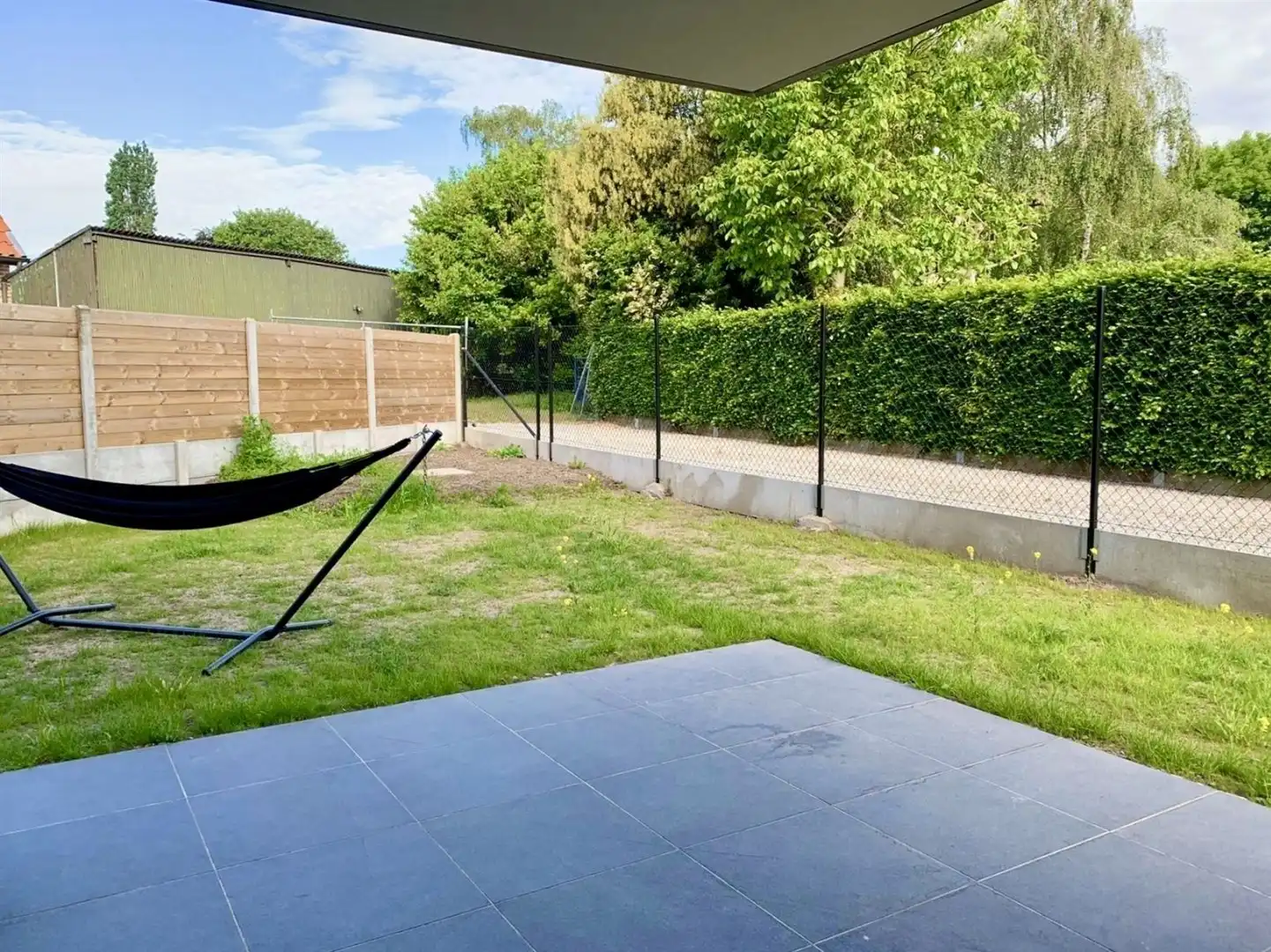 Prachtig gelijkvloers appartement te Sint-Eloois-Vijve met tuintje en overdekt terras.  foto 24