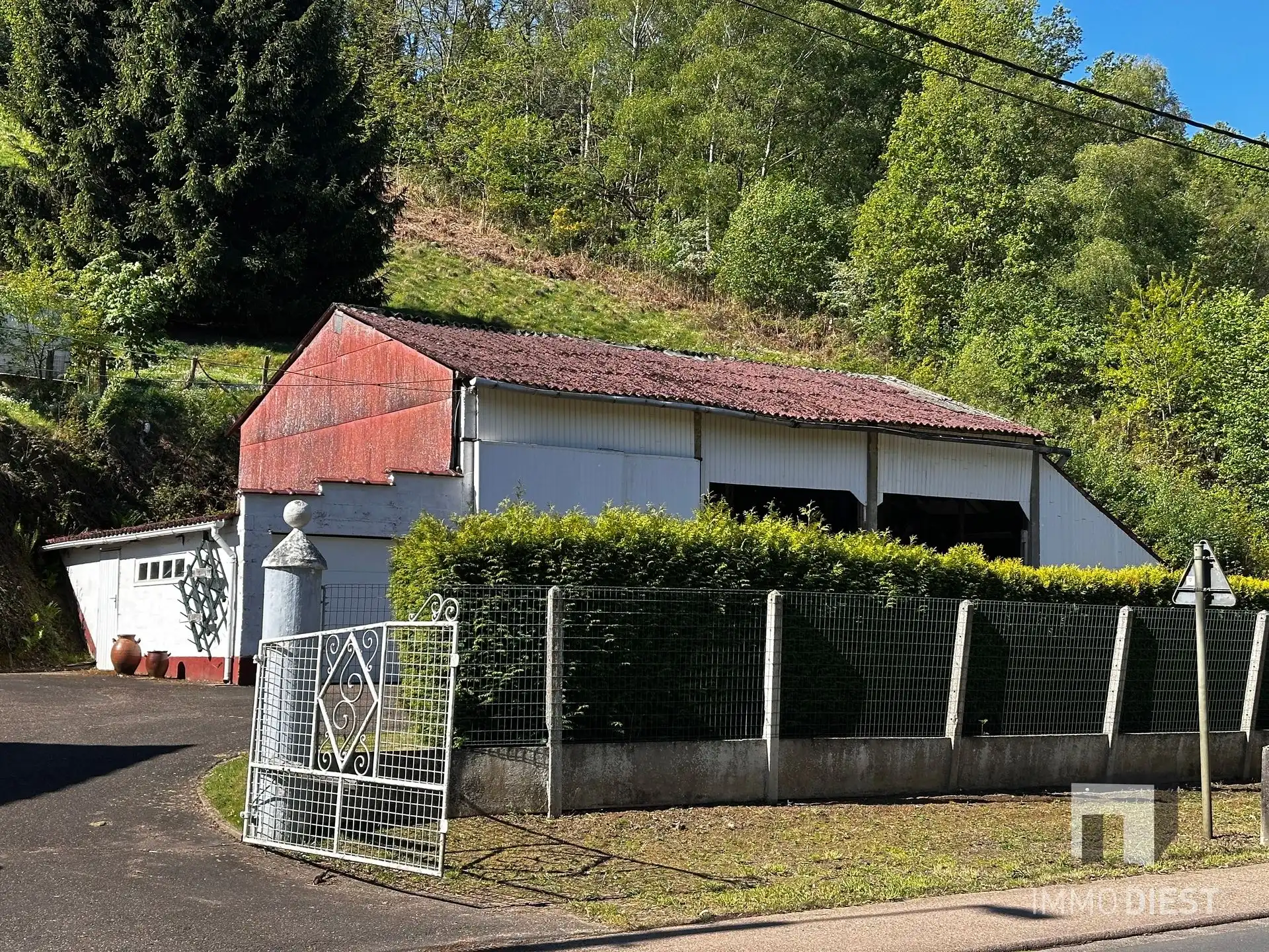 Woning met grote garage en stalling foto 37