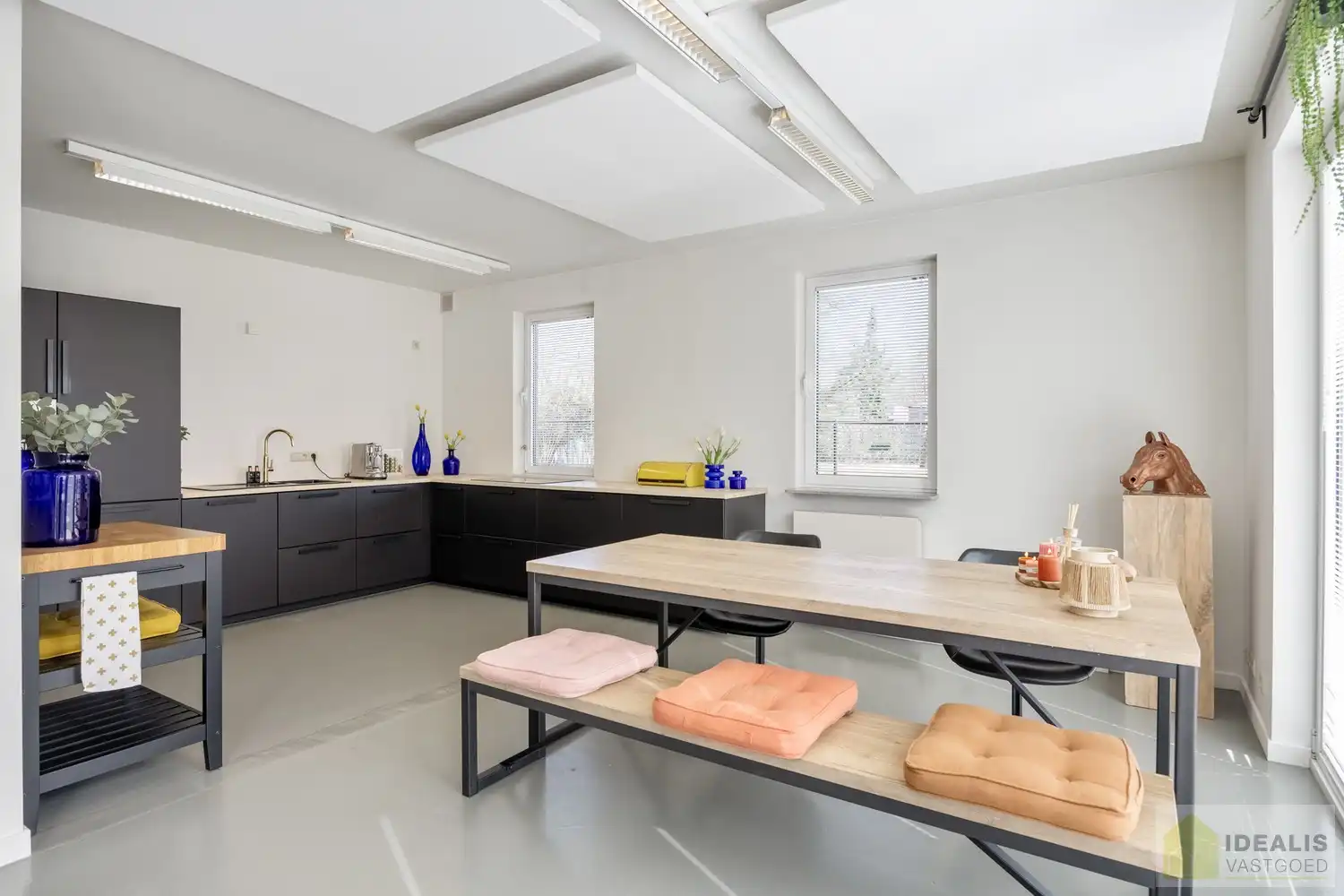 STATIG, STRAK EN UITERST RUIM COMPLEX MET HOOGSTAANDE AFWERKING EN OOG VOOR DETAIL. MOMENTEEL VOORZIEN VAN 3 SLAAPKAMERS, RIANTE LEEFRUIMTES ÉN UNIEKE LANDSCAPE KANTOORRUIMTES OP RESIDENTIËLE DOCH GUNSTIGE LOCATIE!! Dit exclusieve complex omvat maar liefst +-400m² netto bewoonbare oppervlakte! Kenmerkend aan dit statige pand is de unieke voorgevel die bezet is met keramische kunst van Pieter Stockmans. Gelegen op een residentiële locatie in een rustige woonstraat doch op enkele minuten van het centrum van Genk! foto 22