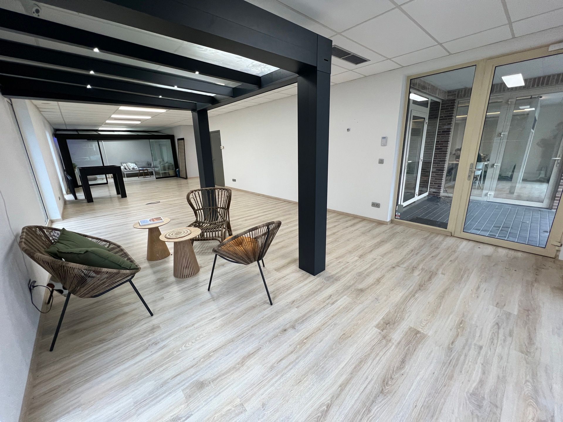 TE HUUR: handelspand/kantoor op toplocatie foto 4