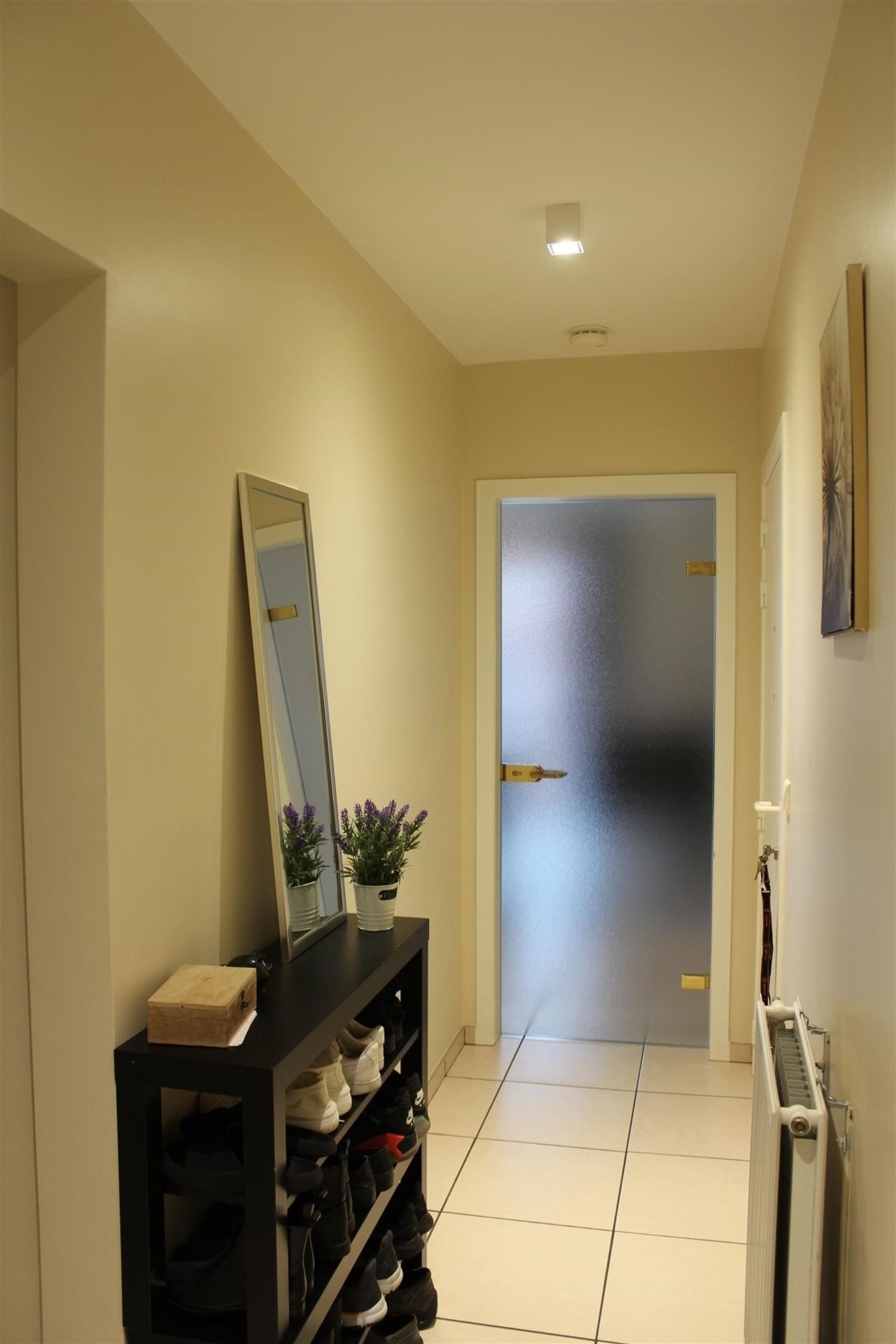 Ruim 2-slaapkamer appartement te huur, grote afgesloten garage inbegrepen. foto 5